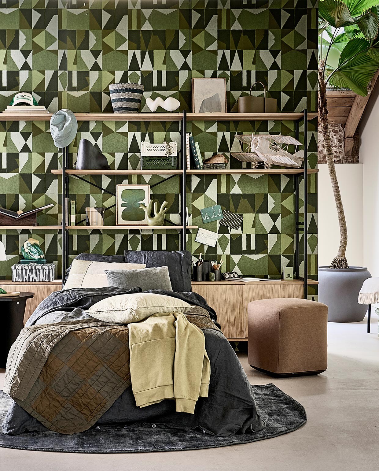 Beige poef Otto S € 419,-, zwarte bijzettafel Scissors Coffee Table 50, 50 cm (Ø) € 429,-, bank tegen muur, wandkast Modular Cabinet, houtblokken, plaid over bank en boekensteun in kast prijs op aanvraag (). Behang van Élitis, per rol van 10 m x 70 cm € 196,- (loggerewilpower.com). Tas Ted Baker € 215,-, groen doosje op bijzettafel € 14,95, groen spelletje in kast € 18,95, groene siervorm boven bed € 39,95, grijze en groene kratten in kast Hay maat S € 8,-, groen boek in kast Vino € 37,95, krat onder de bank Hay maat M € 15,-, sneakers € 295,-, groen effen velours kussen € 40,95, kussen met blokken € 69,95 (debijenkorf.nl). Poster met fiets € 6,95, envelop met letters € 1,60, envelop met streep € 1,20, lichte envelop op wand in kast € 0,95, blauw papier met witte streep rechtsonder in krat € 7,50, boekje bij bureau met zeeschelpen € 312,50, groen notitieboek rechts in kast € 3,95,- (vliegerpapier.nl). Groene siervorm links in kast HKliving € 49,95, groene trommel dino-kop € 27,99 (sissy-boy.com). Pet € 9,99, hoed € 7,99, witte siervorm boven in kast € 29,99, trui op bed prijs op aanvraag, shirt met gekleurde blokken op bank € 14,99, witte lamp op bijzettafel prijs op aanvraag (hm.com). Donkergroen linnen dekbedovertrek vanaf € 350,-, donkergroene linnen kussensloop Jade € 19,-, kleine sisal mand € 52,-, vis € 69,- (couleurlocale.eu). Groen vloerkleed Linie Design, 200×140 cm € 362,85, zwarte lamp met ronde vorm in kast Ferm Living € 339,-, pennenbak Ferm Living € 85,-, beige met zwart gevlekt potje Ferm Living € 45,-, groene stalen opbergbak met handvat € 61,99 (vtwonen.nl). Groene plaid op bed Ferm Living € 135,- (wonenmetlef.nl). Lichtgroen kussen op bed € 12,95 (zarahome.com). Groen kunstwerk midden in kast en grijs kunstwerk rechtsboven in kast prijs op aanvraag (anneoldekalter.com). Vliegtuig € 299,- (thearchivestore.com). Grijs gevlekt doosje € 5,58, groen touw in krat € 1,80, potloden, penselen en pennen vanaf € 0,98, groen klosje € 1,80, groen doosje naast boeken in kast € 2,53 (sostrenegrene.com). Overig privébezit. vtwonen bijlage 08-2022 | styling Liza Wassenaar | fotografie Sjoerd Eickmans