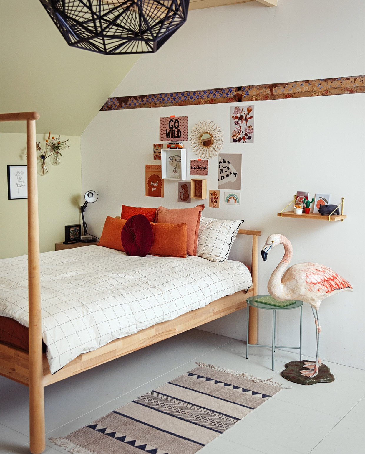 Hanglamp Philips. Bed Ikea. Beddengoed La Redoute. Kleed Kwantum. Flamingo erfstuk. Tafel Karwei. Nachtkastje zelfgemaakt. Lamp kringloopwinkel. Wekker Lexon Flip. Vaasjes aan de muur The Recollection Antwerpen. Schilderij zelfgetekend. Kaarten Flow magazine, Madame la Poule, thejournalshop.com. Kussens Kwantum. Beddengoed Crips Sheets. Spiegel Xenos, wandplank zelfgemaakt, steuntjes kringloopwinkel. Muurverf Green Ground Farrow &amp; Ball. JA | vtwonen 03-2021 | styling Ilona Jongepier | fotografie Dana van Leeuwen