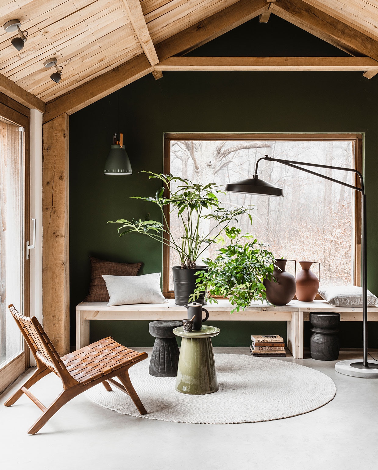 (designtales.nl). Wandlamp Orion van vtwonen € 133,95, toolbox Grib van Ferm Living € 79,-, fauteuil Rico van Ferm Living 87×78,8×79 cm (bxdxh) € 2035,-, houten vogel L’Oiseau van Vitra € 115,- (vtwonen.nl). Loep op pootjes € 22,50 (weldaad.com). Magazine Ark Journal € 22,-, magazine Cereal vanaf € 19,-, travertin onderzetters per stuk € 9,-, presse-papier Dandelion € 50,-, stoel J39 soaped beech van Frederica € 537,- (thefinestore.com). Artwork Stairs € 350,-, vaasje van Yellow Nose Studio € 35,- (rozmeen.nl). 3D-wandsculpturen vanaf € 75,- (huisvolstijl.nl). Handgemaakte sculptuur prijs op aanvraag (2222studio.com). Handgemaakte prints Let’s go Bananas 50×70 cm € 129,- en Brown &amp; Terra Come away with me 70×100 cm € 239,- (enkelartstudio.com). Overig privébezit. JA | vtwonen 03-2022 | styling Moniek Visser | fotografie Denise Pronk | assistent Sanne Kiesling