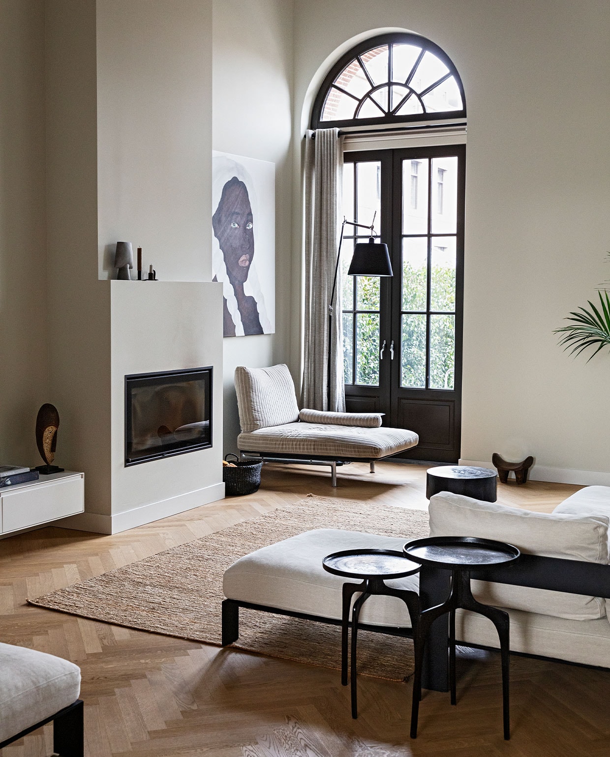 &gt; Bloempot, bank en vloerkleed Studio AnoukB. Plant Jasmijn. Vloer Haarlemse Houthandel. Bijzettafels Just another shop. JA | vtwonen 08-2021 | styling Ilona Jongepier | fotografie Dana van Leeuwen
