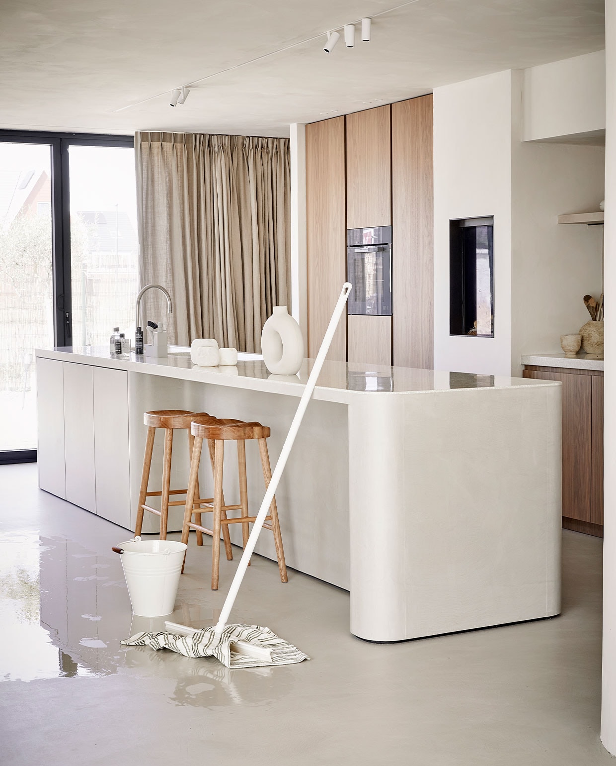 Vloertrekker – wit – 40 cm + Steel 130 cm – €49,95 (Vikan), Dweil van katoen – wit/olijfgroen gestreept – 60 X 60 cm – €6,95 (Dille &amp; Kamille), Emmer – zink – offwhite – 10 L – € 9,95 (Dille &amp; Kamille), Singles afwasset 4-delig – grijs – €45, (ZONE.DK), styling Studio Marit Saladini | fotografie Peggy Janssen | stylingassistentie Paolo Roseti