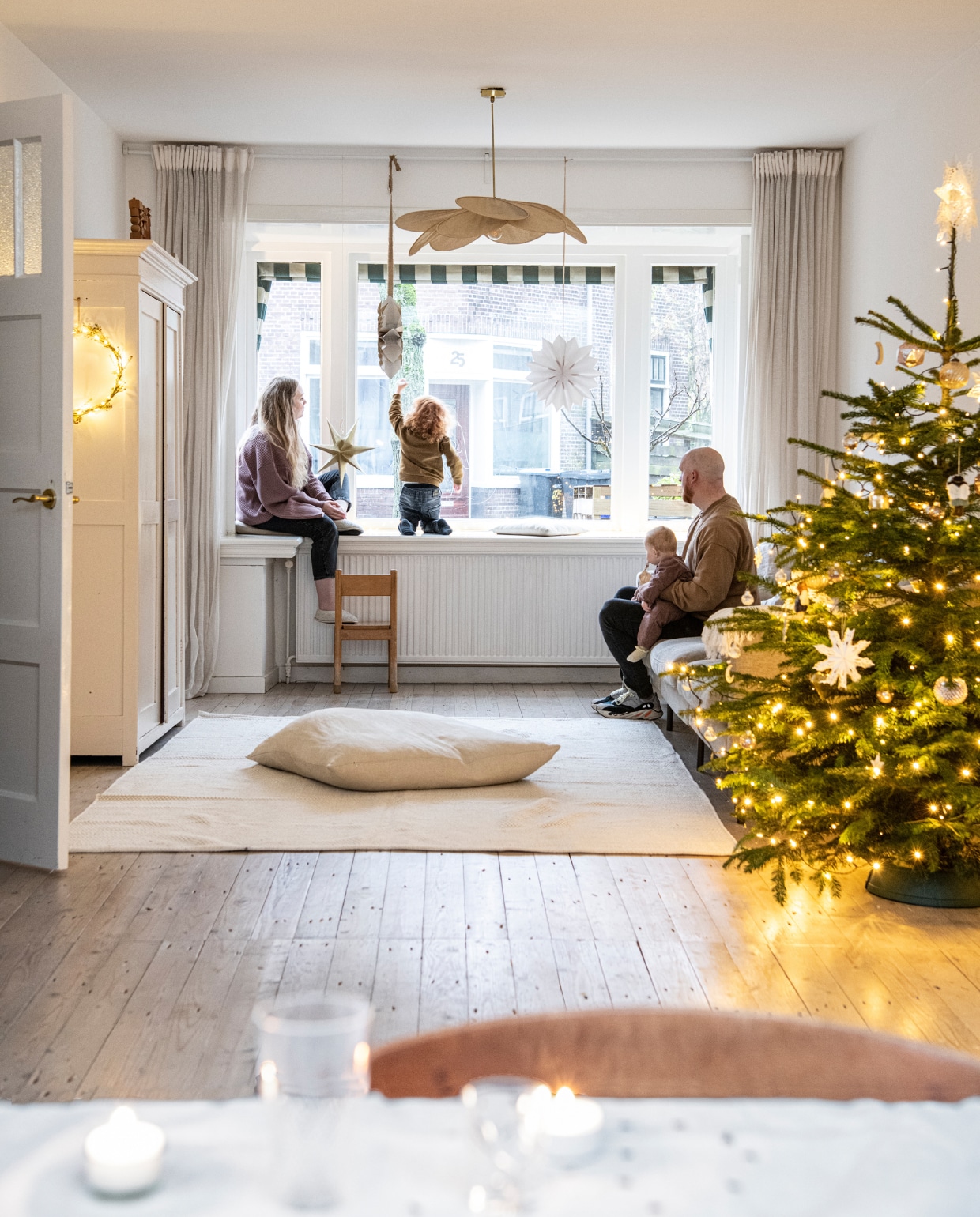 Vloerkleed H&amp;M Home, kussen Timeless Linen, kast kringloop, lichtslinger zelfgemaakt. Gordijnen Ikea, stoel kringloop, kerststerren Alles in wonderland, kerstboomdecoratie mix van Dille &amp; Kamille, Sissy-Boy en Hema. NEE | vtwonen 13-2022 | productie Insidehomepage | styling Myla Griese | fotografie Louis Lemaire | tekst Inge van Lieshout