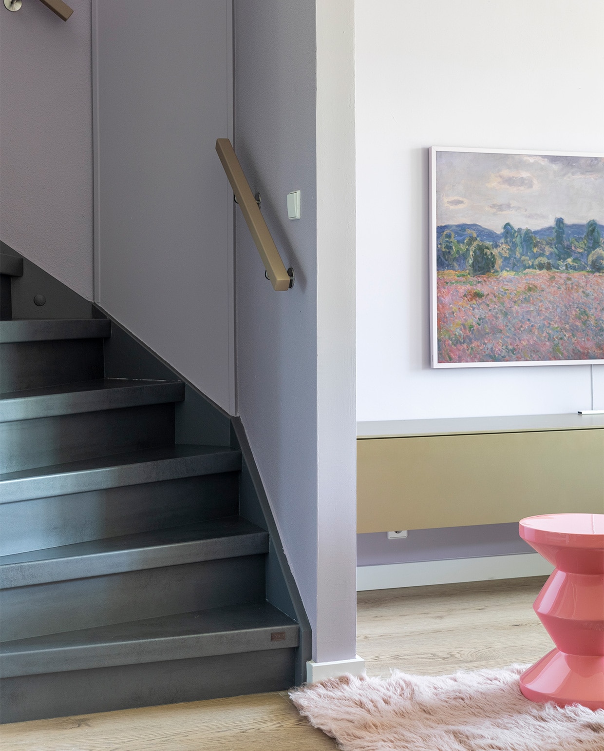 Traprenovatie Upstairs. Roze bijzettafel van Polspotten € 325,- (vtwonen.nl). vloerkleed (eijerkamp.nl) JA | vtwonen weer verliefd op je huis | seizoen 17, aflevering 3 | styling Marianne Luning |  fotografie Margriet Hoekstra