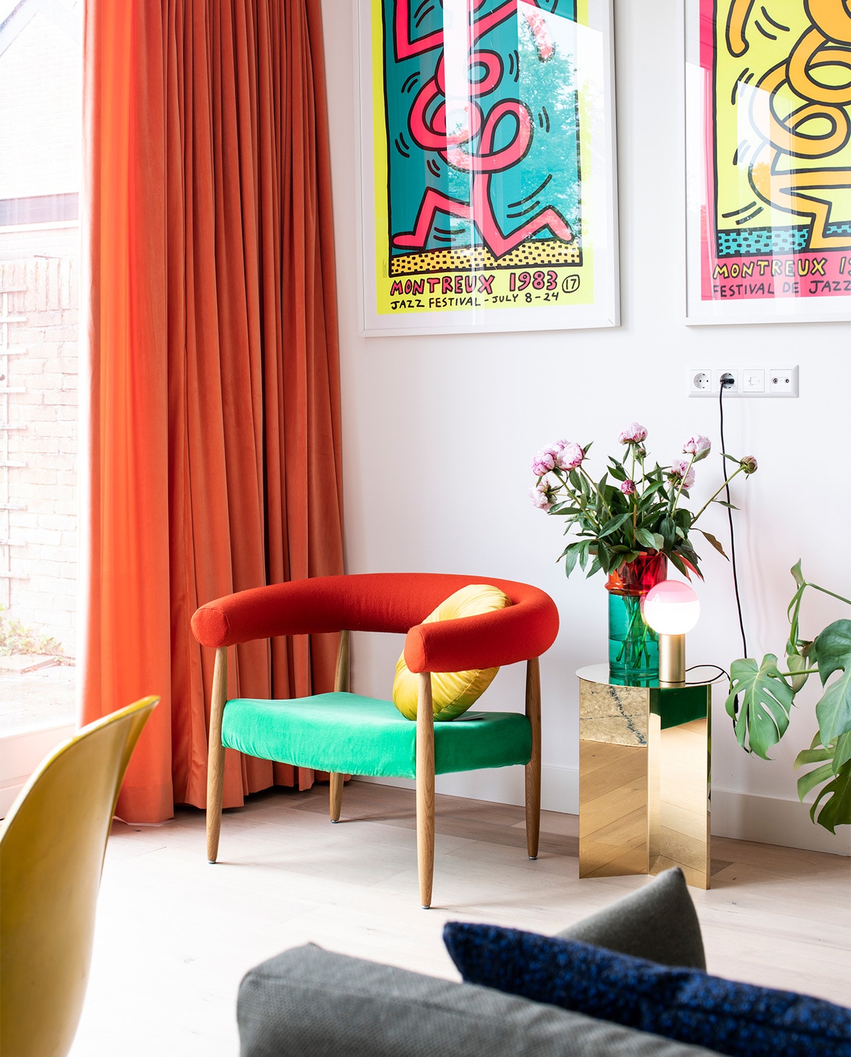 Ring Chair van Nanna Ditzel. Kruk Hay, Lamp Marset. Vintage posters Keith Haring. Gordijnen gemaakt door Esthers moeder. Kussens Kvadrat/Raf Simons. NEE | vtwonen binnenkijken special 2021 | productie Insidehomepage | styling Kim Timmerman | fotografie Louis Lemaire