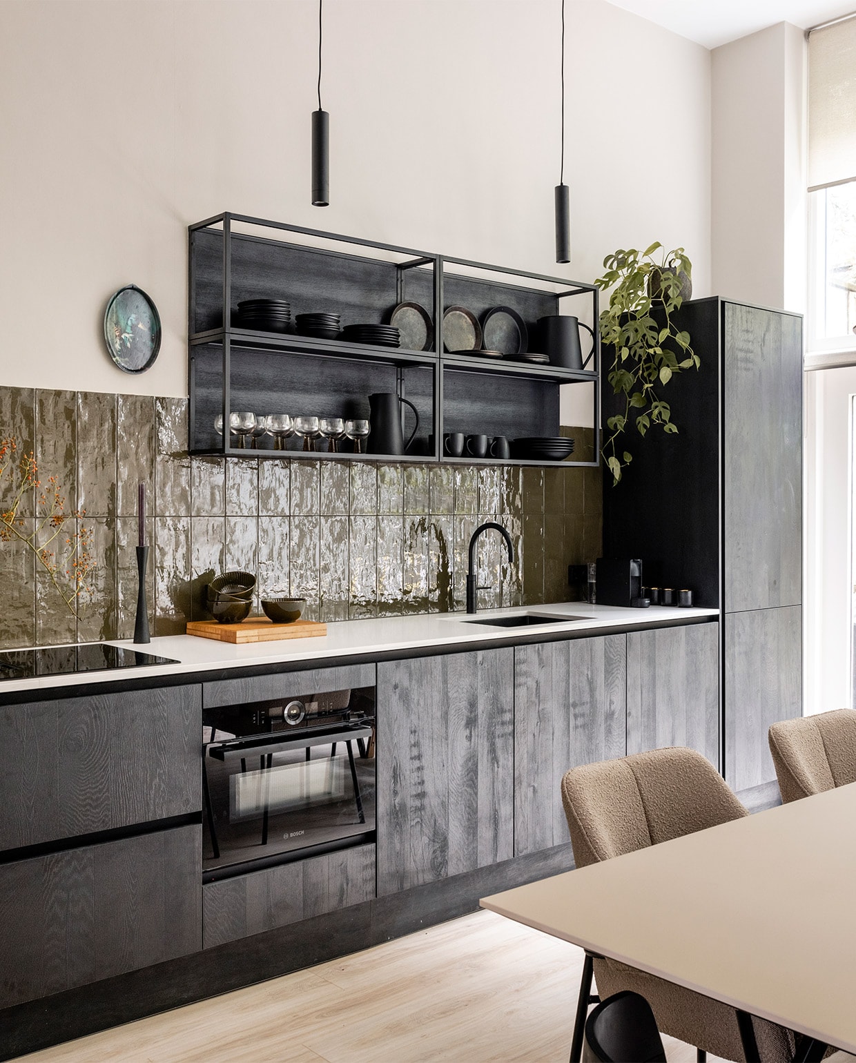 Verf muur boven het aanrecht Sandy Beach FlexaElektrisch bedienbare rolgordijnen Cera 7378 van Luxaflex Woninginrichting-Aanhuis.nlKeukenlampen van Karizma Luce Bedrijfsverlichting.nlvtwonen tegels by Douglas &amp; Jones Mediterranea Camouflage Glans 13,2×40 cm Douglas &amp; Jonesvtwonen keuken met composiet blad strato grey MandemakersInductiekookplaat met afzuiging Serie 6 Bosch Compacte oven met magnetron Serie 8 carbon black Bosch Volledig geïntegreerde vaatwasser XXL 2169 Serie 8 Bosch Ovalen dienblad Achille IbrideIn de wandkasten:Borden vtwonenVaas met handvat vtwonenWijnglazen Swirl vtwonenMokken vtwonenOverig privébezit vtwonen weer verliefd op je huis | seizoen 17, aflevering 5 | styling Frans Uyterlinde | fotografie Sonja Velda