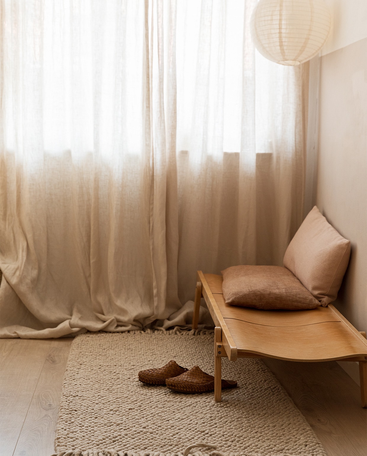 Bank via Etsy, vloerkleed Søstrene Grene, hanglamp Casa, kussens Bij Emma Thuis. JA | vtwonen 09-2022 | styling Ilona Jongepier | fotografie Dana van Leeuwen