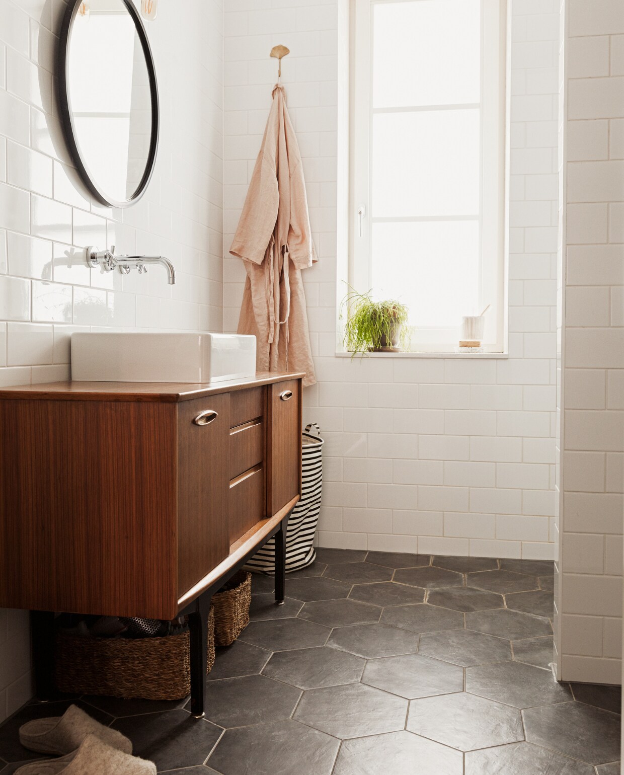 Badkamermeubel via Sixty Fruits, kraan Pelgrim, tegels via Tegels in Huis, spiegel en wasmand House Doctor, lamp Kwantum, badjas H&amp;M Home, manden via Marktplaats, tandenborstelhouder onbekend. vtwonen 09-2022 | styling Ilona Jongepier | fotografie Diana van leeuwen | tekst Chris Muyres