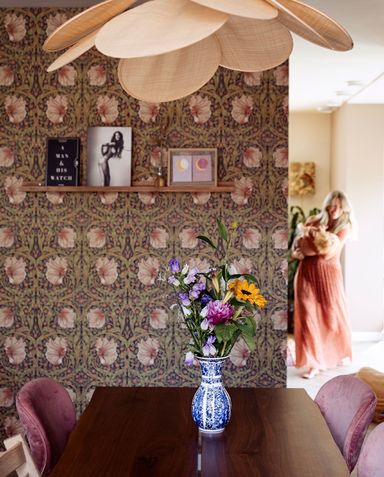 Lamp Georges Store. Vaas Blauw Blumkes. Tafel Dutchbone. Stoelen HKliving. Behang Morris&amp;Co. Fotolijstje Mei Fang Tan. Fotoboeken Mendo. vtwonen 10-2021 | styling Ilona Jongepier | fotografie Dana van Leeuwen