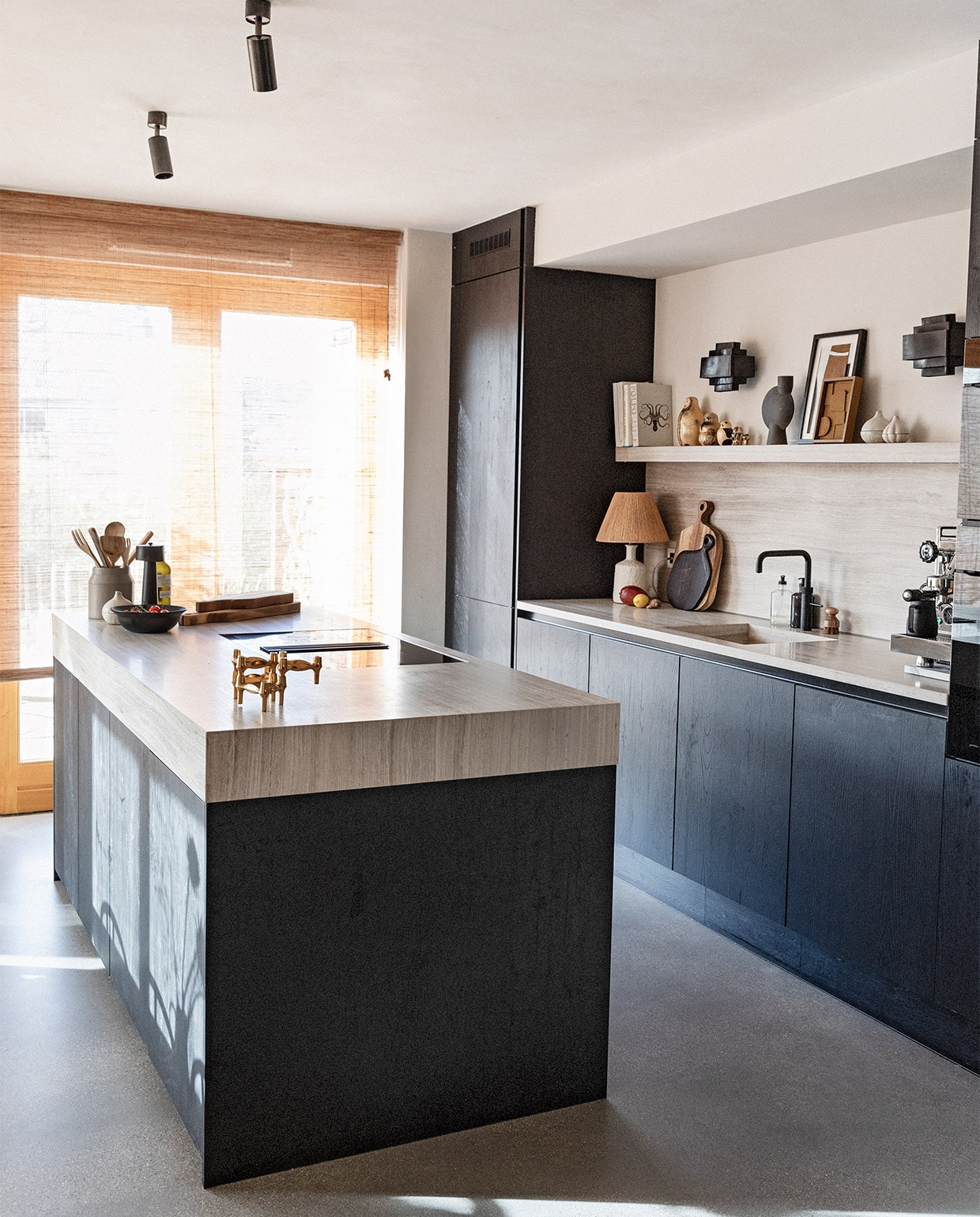 Keuken en werkblad Loods 5, kraan Quooker. Zeeppompjes, potten Zara Home, vaas 101 Cph. Schilderij en 3D-kunstwerk Edith Beurskens. Wandlamp Casa Gitane. vtwonen 13-2020 | styling Ilona Jongepier | fotografie Dana van Leeuwen