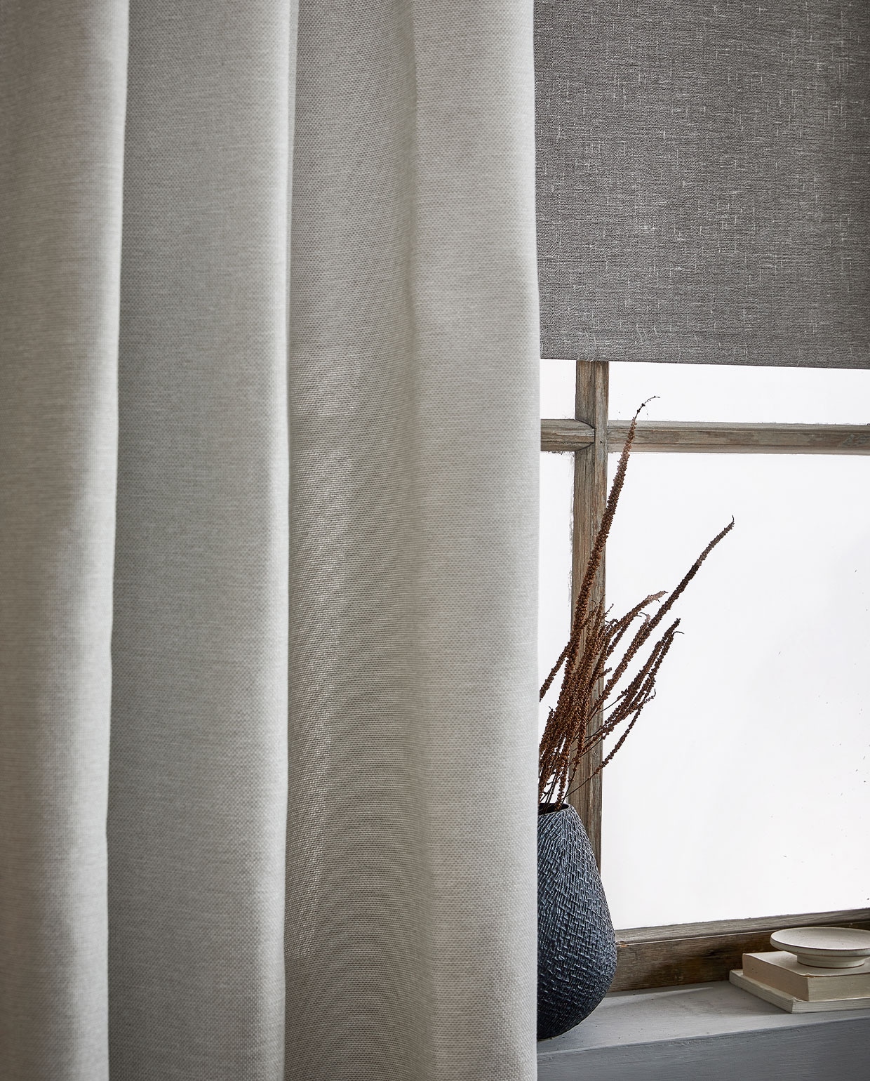 Op maat gemaakt rolgordijn in kleur 18007, 117,5×200 cm (bxh) € 189,06. Op maat gemaakt overgordijn in kleur Grain Creme wit 1773, per meter vanaf € 22,99 vtwonen 1-2022 | productie Tanja Saarberg | styling danielle Verheul | fotografie Peggy Janssen | assistentie Sanne Ketelaar