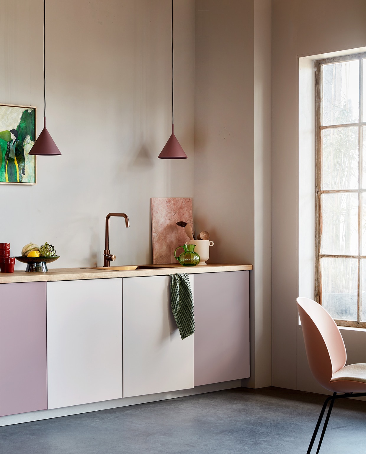 Muurverf Flexa Easycare Keuken kleur Cosmic Glory, per liter € 25,49, verf kastdeuren Flexa Mooi Makkelijk Keukenkasten kleur Cosmic Glory, Pink Nudity en HeartWood, per 750 ml € 37,49 (flexa.nl). Keukenkasten basiselement Metod, 60x60x80 cm (bxdxh) € 38,-, deur Veddinge, 60×80 cm (bxh) € 23,-, aanrechtblad Karlby, massief hout met eiken fineer, 186×63,5×3,8 cm (lxbxh) € 139,- (ikea.com). Koperen kraan € 315,-, spoelbak € 349,- (caressi.com). Paarse hanglampen Triangle € 95,- (hkliving.com). Roze stoel van Gubi € 705,- (stockdutchdesign.com). Rode mokken € 9,95, pollepels large € 9,95 (householdhardware.com). Kunstwerk French Nature met lijst, 40×50 cm (bxh) € 239,-, groene schaal met voet, 30 cm (Ø) € 69,-, marmeren snijplank, 50×40 cm € 109,-, groene glazen karaf € 38,- (hkliving.com). Keramieken pot € 14,95 (hm.com). Linnen theedoek € 14,95 (hetlinnenhuis.nl).