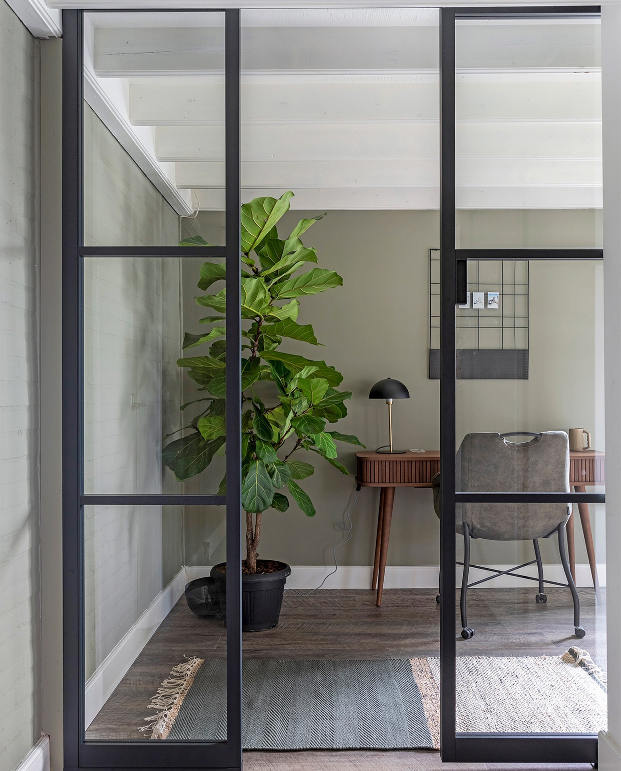 Flexa Creations muurverf Camouflage Green (flexa.nl). Glazen deuren prijs op aanvraag (gewoongers.nl). Bureau van Zuiver € 499,-, stoel van Trendhopper € 149,- (eijerkamp.nl). Vloerkleed van Bolia € 160,-, tafellamp van Leitmotiv € 54,95 (vtwonen.nl). Zwart memorek € 33,50 (housevitamin.nl). Mok € 12,50 (returntosender.nl). Plant Ficus Lyrata prijs op aanvraag (bloemenweelde-amsterdam.nl). Overig privébezit. vtwonen weer verliefd op je huis | seizoen 14, aflevering 8 | styling Eva van den Ven | fotografie Margriet Hoekstra