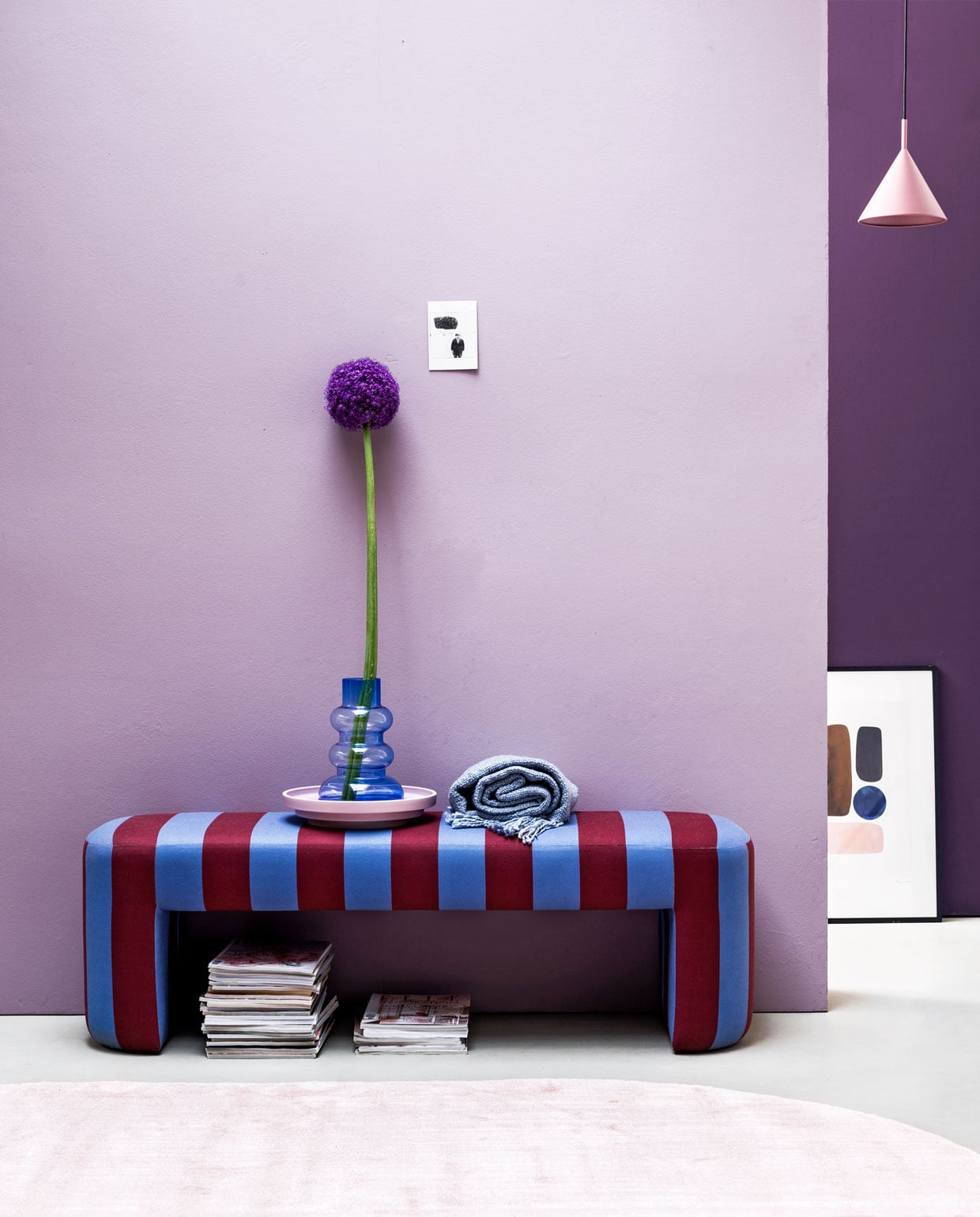 Muurverf Washed Lilac van vt wonen (vtwonen.nl). Bankje Lobby bench, 140x40x45 cm (lxbxh), hanglamp, roze schaal (hkliving.nl). Ovaal vloerkleed in kleur nude roze van HK Lving, 240×150 cm, vaas Balloon van Normann Copenhagen (vtwonen.nl). Plaid (malagoon.com). Poster nr. 8 van Berit Mogensen, 50×70 cm, lijst (theposterclub.com). vtwonen 10-2019 | styling Marianne Luning | fotografie Stan Koolen