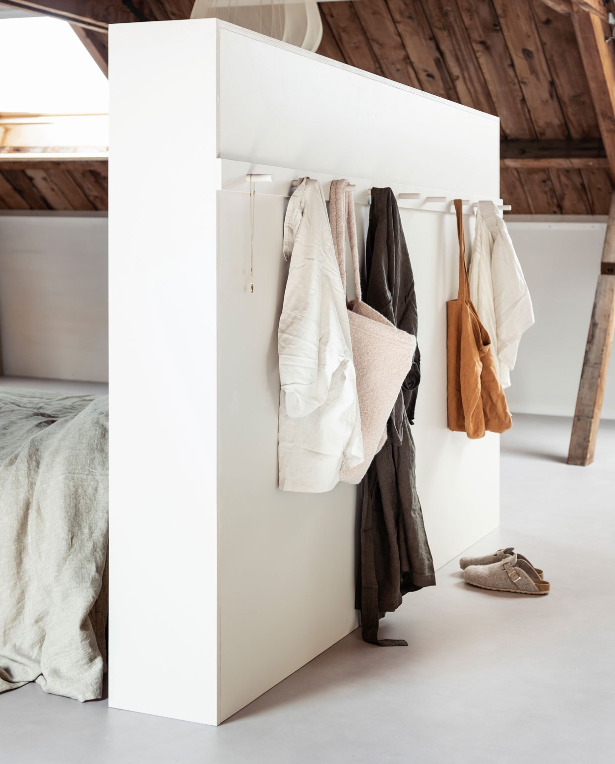 Verf bedombouw kleur Coffee Cream (pure-original.nl). Kettingen (stories.com). Linnen pyjama, bruine ochtendjas (hm.com). Grote tas van Studio Noos (zoenvoorgust.be). Karamelkleurige katoenen tas (fishonthemoon.com). Overig privébezit. vtwonen 11-2019 diy | styling Kim van Rossenberg | fotografie Sjoerd Eickmans