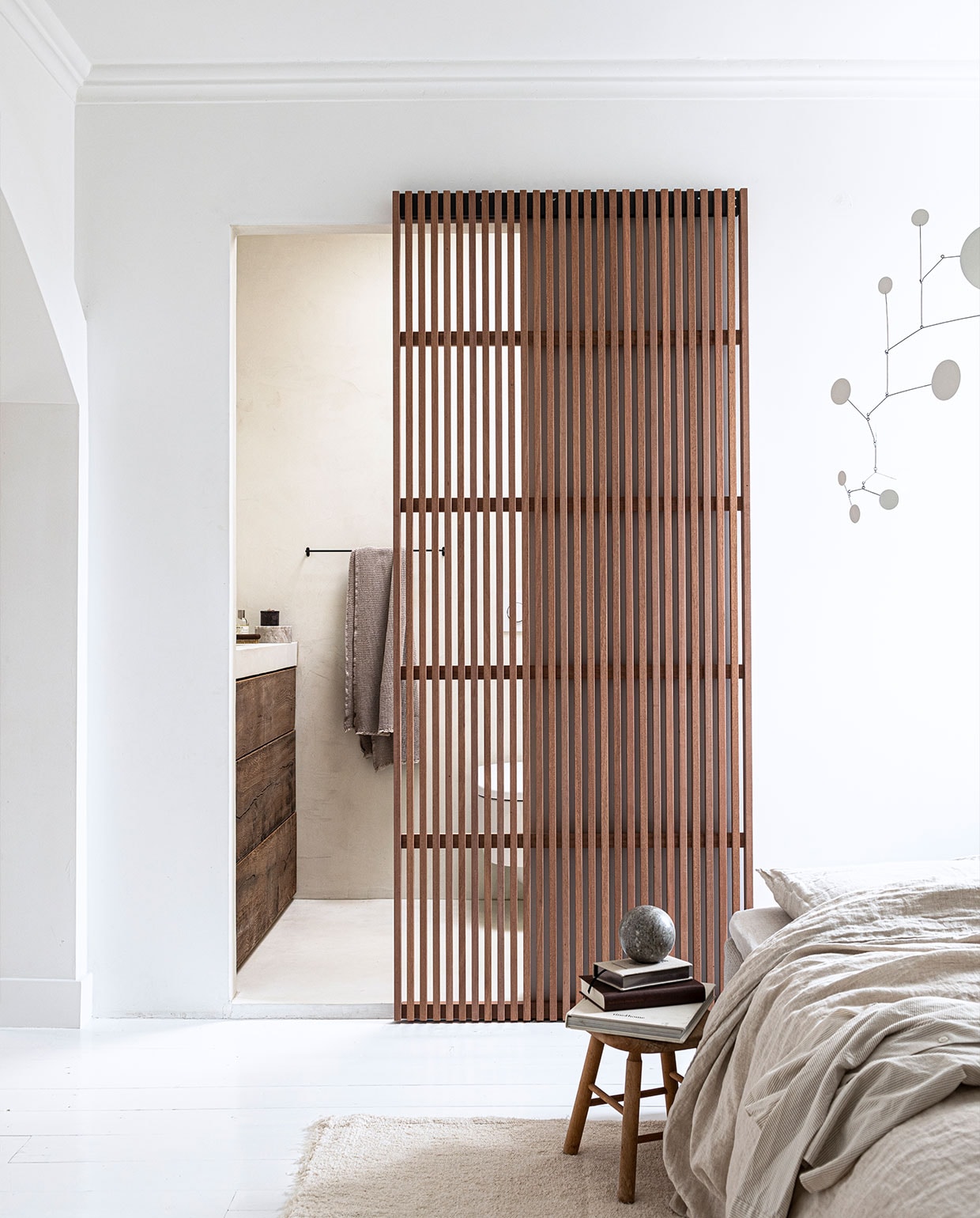 Verwassen linnen dekbedovertrek € 79,99 (zarahome.com). Mobile 60x70 cm (bxh) € 260,- (lpln.de). Wastafelmeubel op maat gemaakt, prijs op aanvraag (richardvanmeerveld.nl). Doucheartikelen vanaf € 35,- (marie-stella-maris.com). Overig privébezit. vtwonen special DIY 1, 2020 | styling Kim van Rossenberg | fotografie Sjoerd Eickmans | assistentie Sanne van der Beek, Robin Folkerts