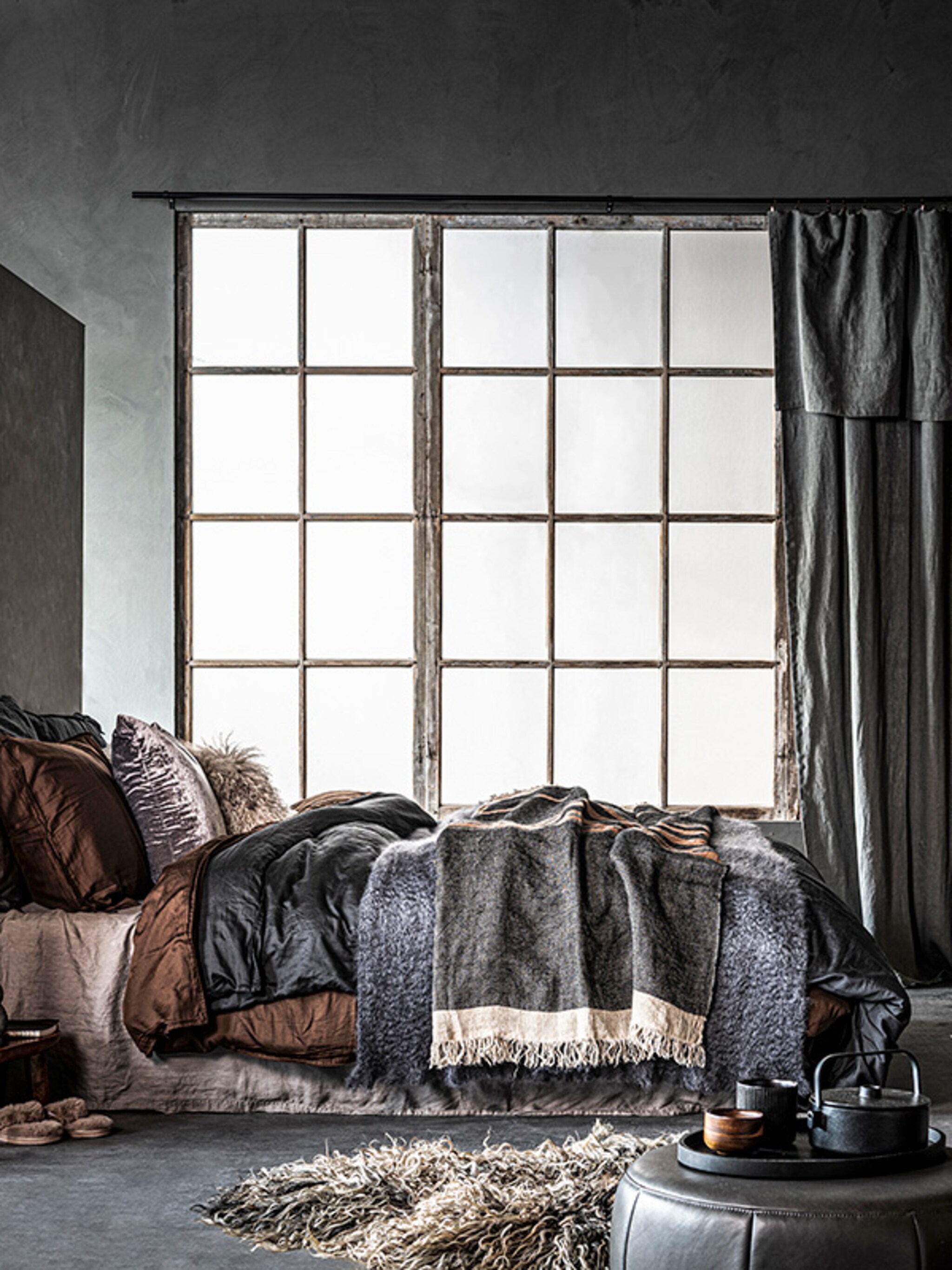 van gitzwart tot nachtblauw zo style je een slaapkamer met donkere kleuren