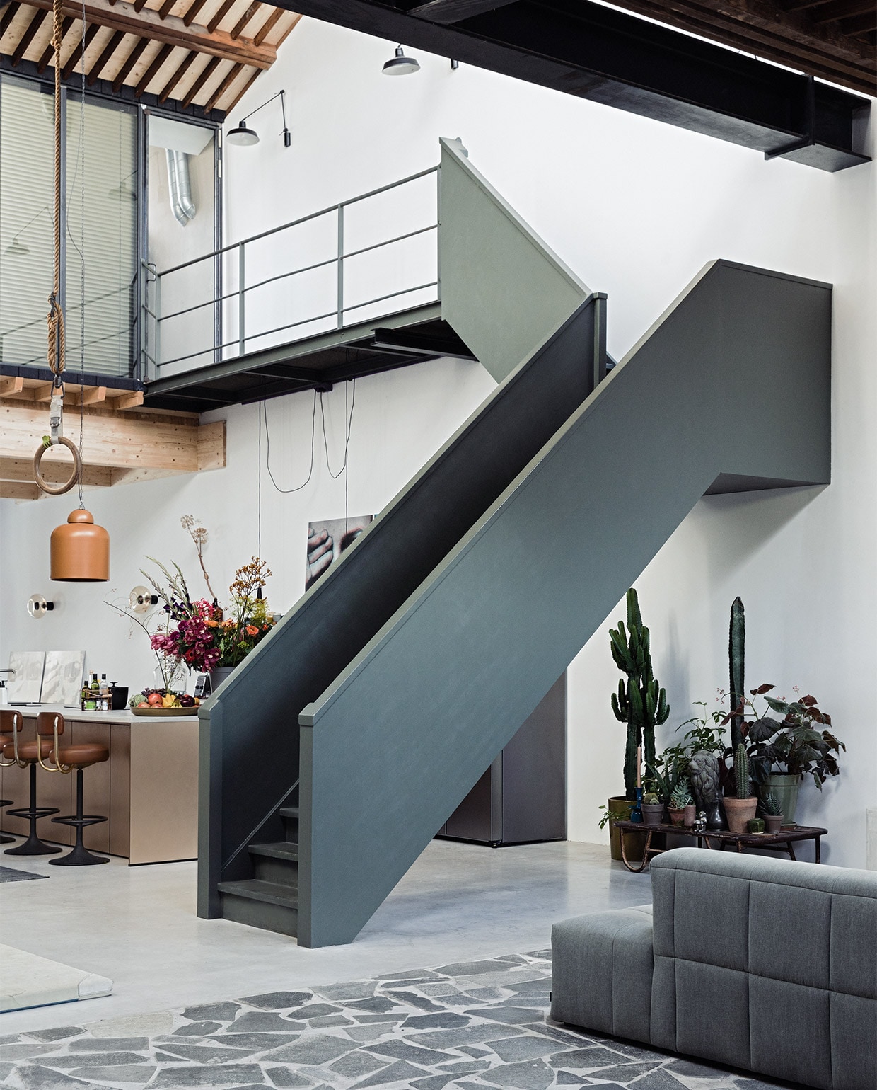 Trap, loopbrug, plantentafel, turnring en mat Marktplaats, verfkleur trap RAL 7009, Karwei, koperen kerklamp origineel, zwarte lampen Lamp en Licht, bank ByDennis. JA | vtwonen 03-2022 | styling Ilona Jongepier  | fotografie Dana van Leeuwen