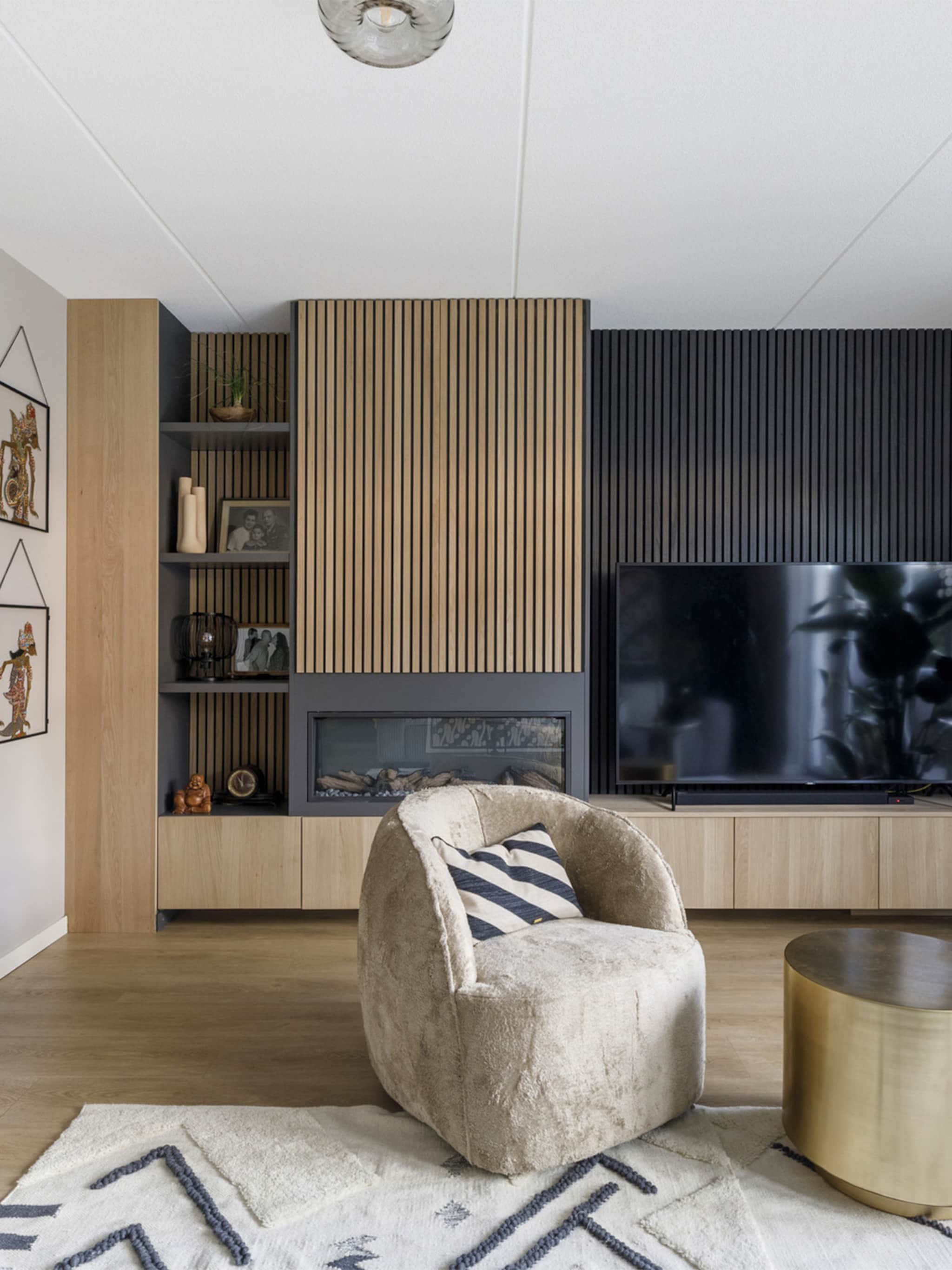 maak een accentmuur in de woonkamer met houten wandpanelen
