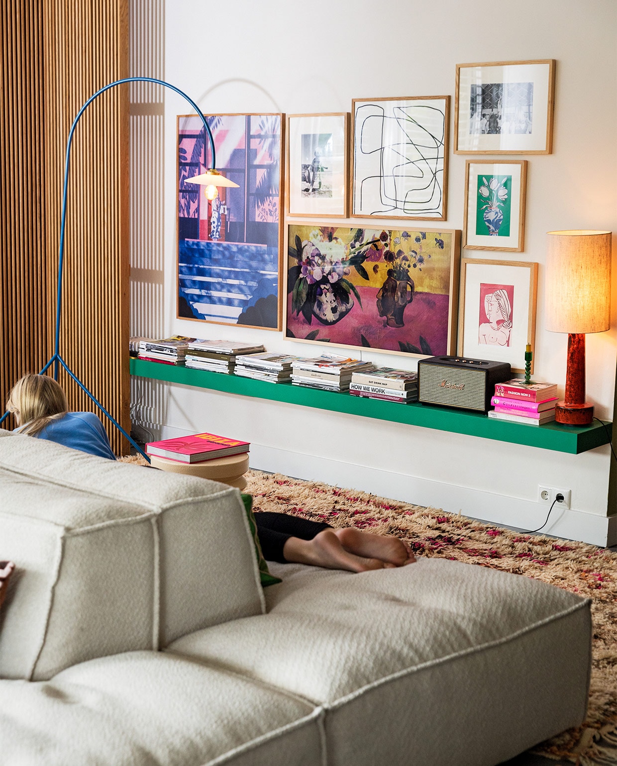 Houten hoeklatten op maat gemaakt door meubelmaker Peter Vocking. Blauwe staande lamp Valerie Objects. Televisie Samsung the Frame Wood. Muziekbox Marshall. Kleed vintage berber via Etsy. Kunst eigen verzameling. Elementenbank Square van Easy Sofa. Overig herkomst onbekend. JA | vtwonen 04-2022 | styling Ilona Jongepier  | fotografie fotografie Dana van Leeuwen van Leeuwen
