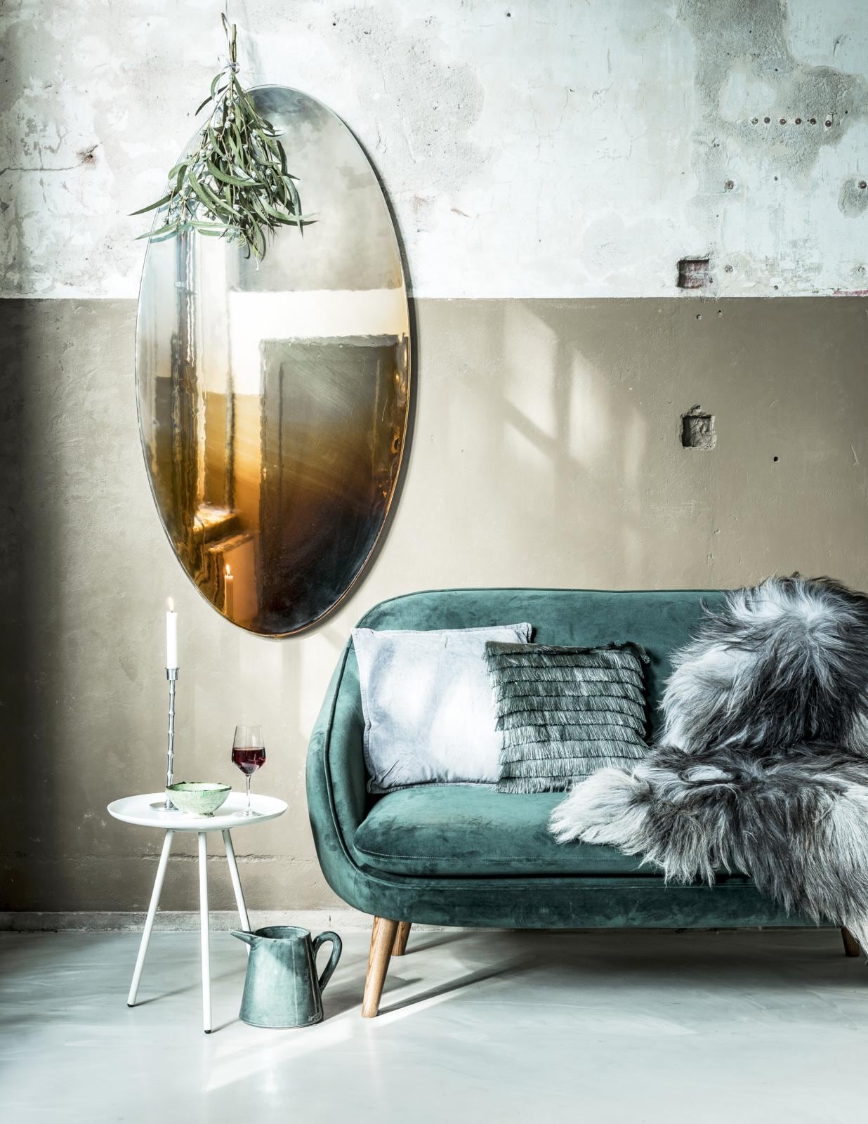 Donkergroene velours bank Flynn € 579,- (sofacompany.nl). Bijzettafel van Zuiver € 69,95, vacht van IJslands schaap € 109,- (Loft). Groen schaaltje Tamgroute van Household Hardware € 10,50 (vtwonen.nl). Hoge metalen kandelaar € 14,99, groen kussen met franje € 9,99 (H&amp;M). Wijnglas Hederlig € 1,29 (Ikea). Grijze karaf Tuit € 39,50 (In-Petto). Grijs velours kussen € 29,95 (MrsBloom). Spiegel Picturesque Mirrors van ontwerpster Tjimkje de Boer, 70×140 cm € 1925,- (tjimkje.com). vtwonen 12-2017 | Fotografie Sjoerd Eickmans, styling Moniek Visser