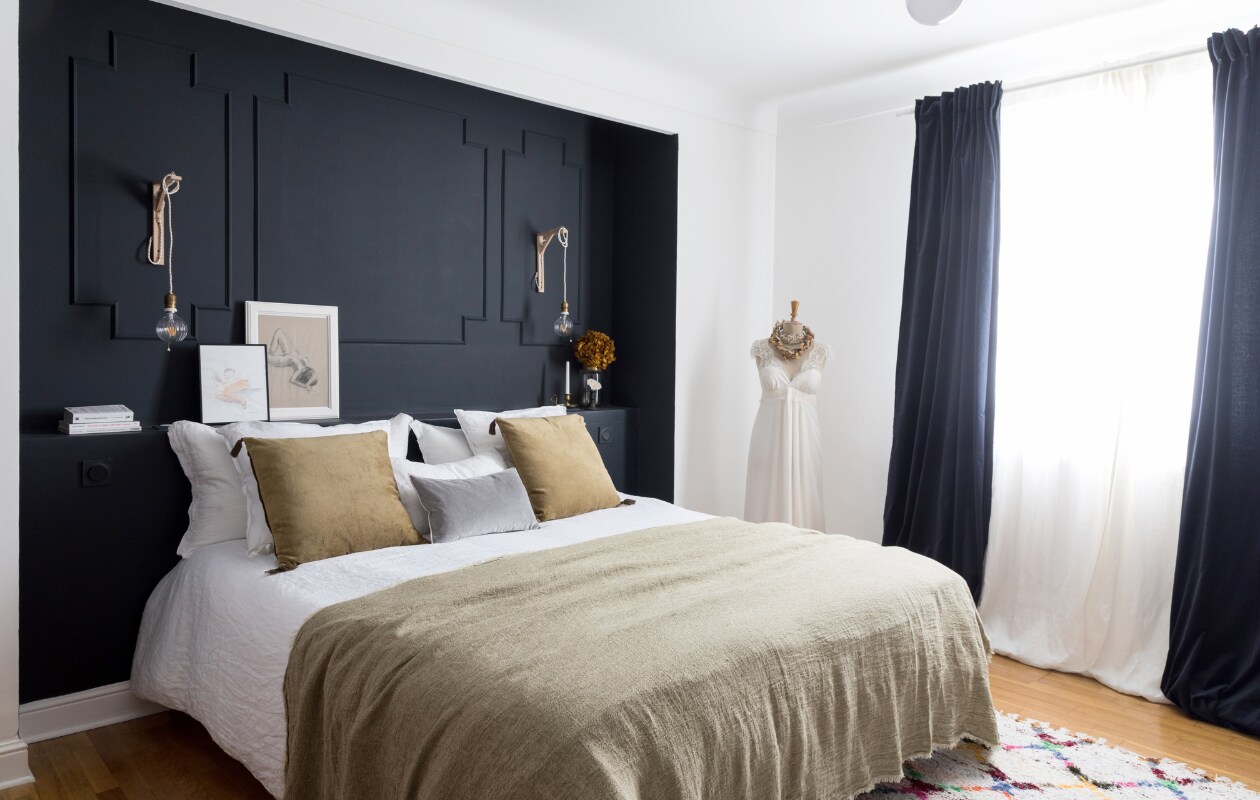 Kussens Harmony Textile, plaid Maison de Vacances, trouwjurk Laure de Sagazan, gordijnen Ikea, lampen Calex aan muurhaken, kleed uit Marokko, muurverf Railings van Farrow &amp; Ball. Overig onbekend. vtwonen 13-2022 | styling Marie Maud Levron | fotografie Cecile Perrinet-Lhermitte | tekst Anne-Catherine Scoffini | tekstbewerking Christine van der Hoff