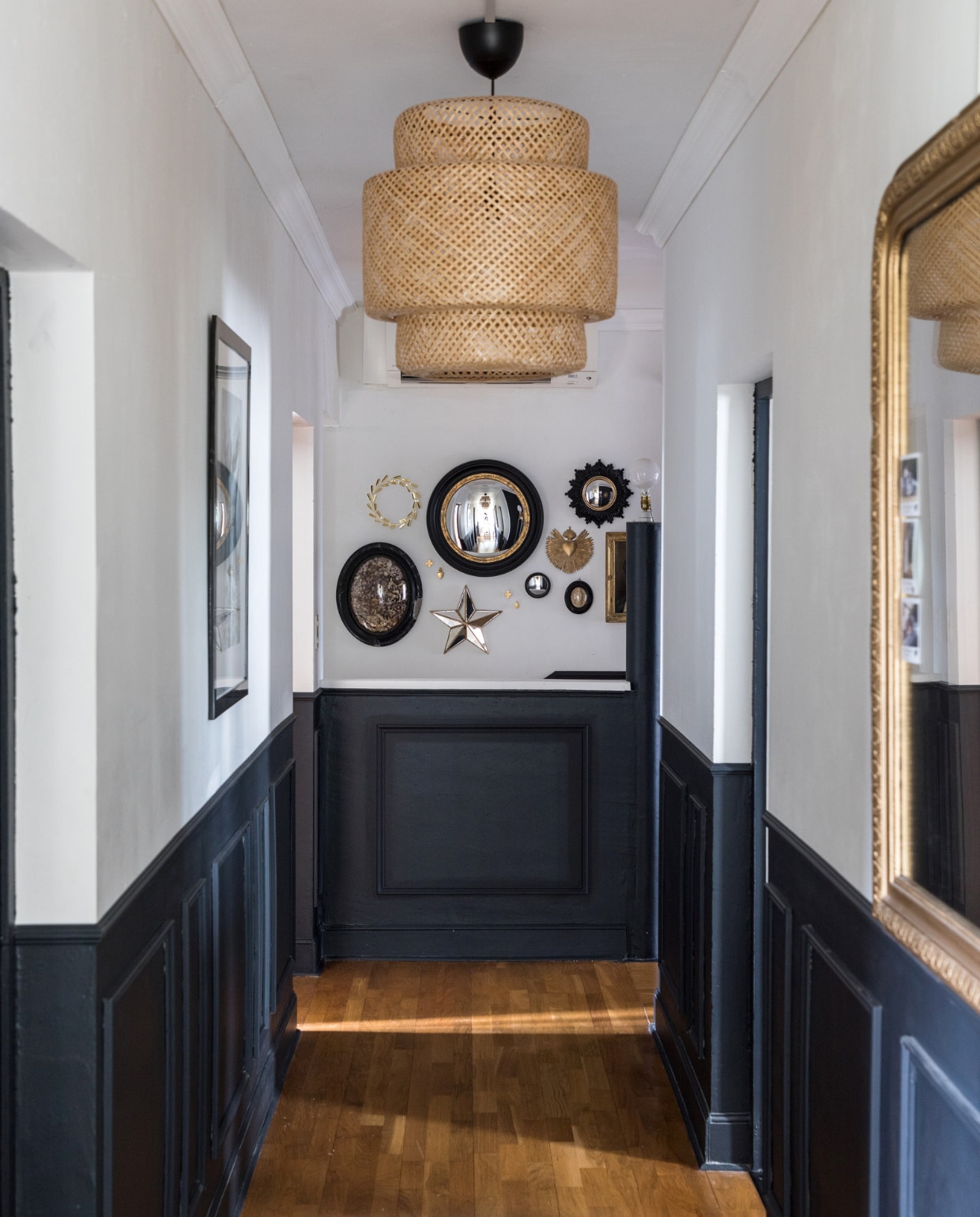 Hanglamp Ikea, spiegels en spiegelster antiek en vintage. vtwonen 13-2022 | styling Marie Maud Levron | fotografie Cecile Perrinet-Lhermitte | tekst Anne-Catherine Scoffini | tekstbewerking Christine van der Hoff