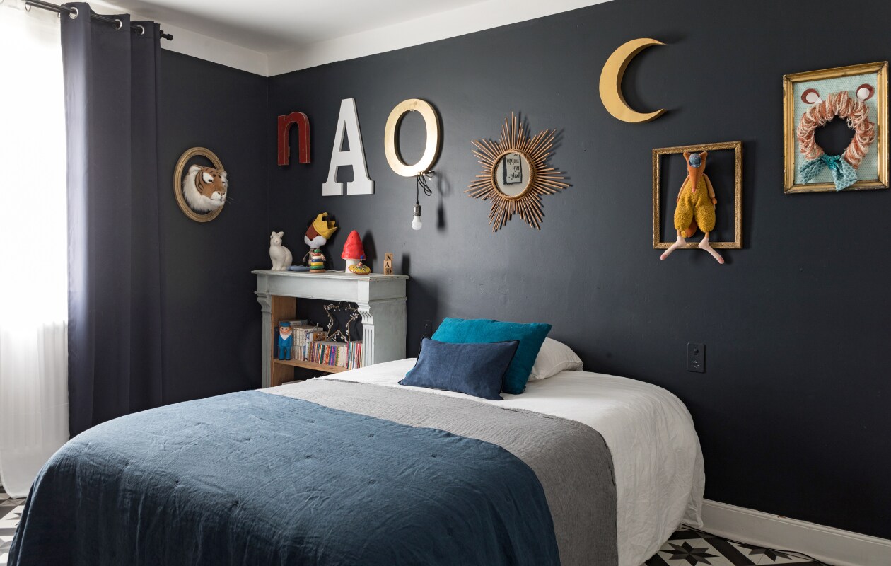 Pluchen tijgerkop Primodo, letters Wall-Art, maansikkel Etsy. Vergelijkbare items: beddengoed en zonnespiegel Sissy-Boy Homeland via vtwonen, konijnlamp I Love Speelgoed, houten stapelringen Kids Deco. Overig vintage. vtwonen 13-2022 | styling Marie Maud Levron | fotografie Cecile Perrinet-Lhermitte | tekst Anne-Catherine Scoffini | tekstbewerking Christine van der Hoff