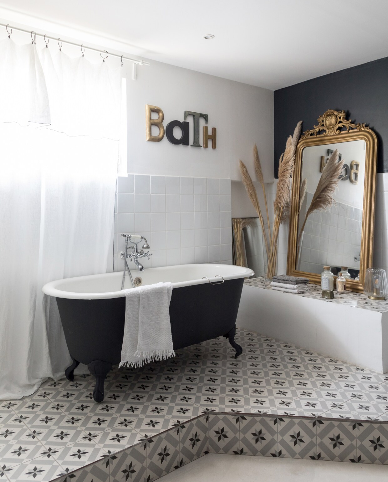 Bad en spiegel Leboncoin, vloertegels Floorz, wandtegels Leroy Merlin, letters brocantewinkel, gordijnen Bouchara. vtwonen 13-2022 | styling Marie Maud Levron | fotografie Cecile Perrinet-Lhermitte | tekst Anne-Catherine Scoffini | tekstbewerking Christine van der Hoff