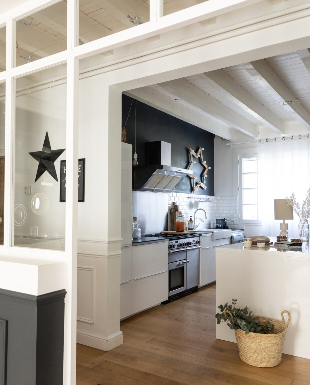 Zwarte ster House Doctor. Keuken, afzuigkap, gootsteen en kraan Ikea. Ster in de keuken zelfgemaakt, vergelijkbare Sklum. Vergelijkbare items: tafellamp Casa Gitane, mand Kwantum. Overig vintage. vtwonen 13-2022 | styling Marie Maud Levron | fotografie Cecile Perrinet-Lhermitte | tekst Anne-Catherine Scoffini | tekstbewerking Christine van der Hoff