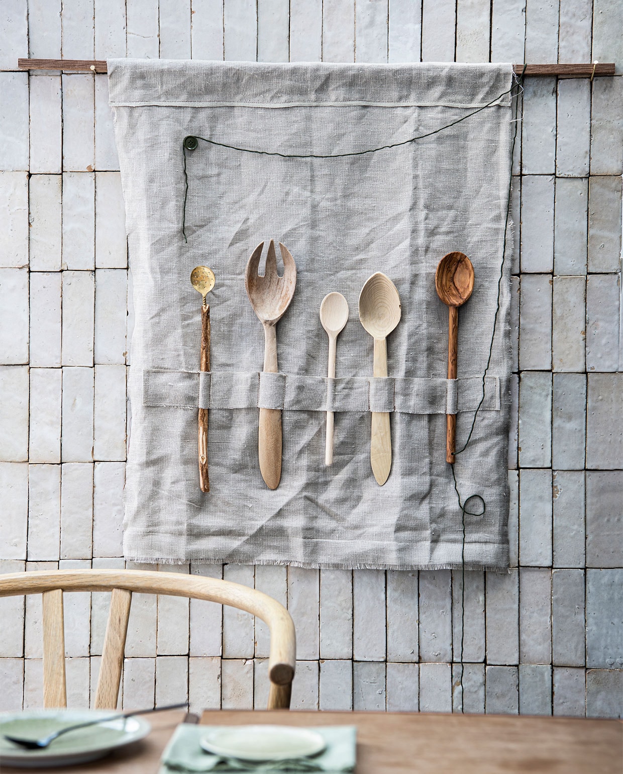 Tegels Bejmat Ecru per m2 € 89,50 (designtegels.nl). Wanddoek zelfgemaakt. Olijfhouten lepel links € 3,99, lepel in het midden per 2 € 1,89 (xenos.nl). Groen bord groot € 9,85, klein € 6,55 (zaanschfaamwebshop.nl). JA | vtwonen special 11-2021 | styling Mila Griese | fotografie Louis Lemaire