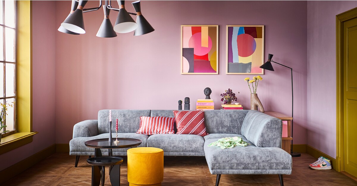 Vloer pvc Noble in kleur Sun Kissed per m2 € 48,95. Muurverf Washed Lilac 1 liter € 20,99.Lakverfraam in kleur Forest 1 liter € 37,49. Bank Brush in kleur Slate Grey € 1299,-. Kussen Pyjamas € 39,95. Hanglamp Hoodies € 399,-. Bijzettafels High Heels set van 2 € 249,-. PoefPearl € 109,-. Alles vtwonen collectie. M.m.v. zarahome.com (boeken), femm. amsterdam (kunst), sissy-boy.com (kaarsen).