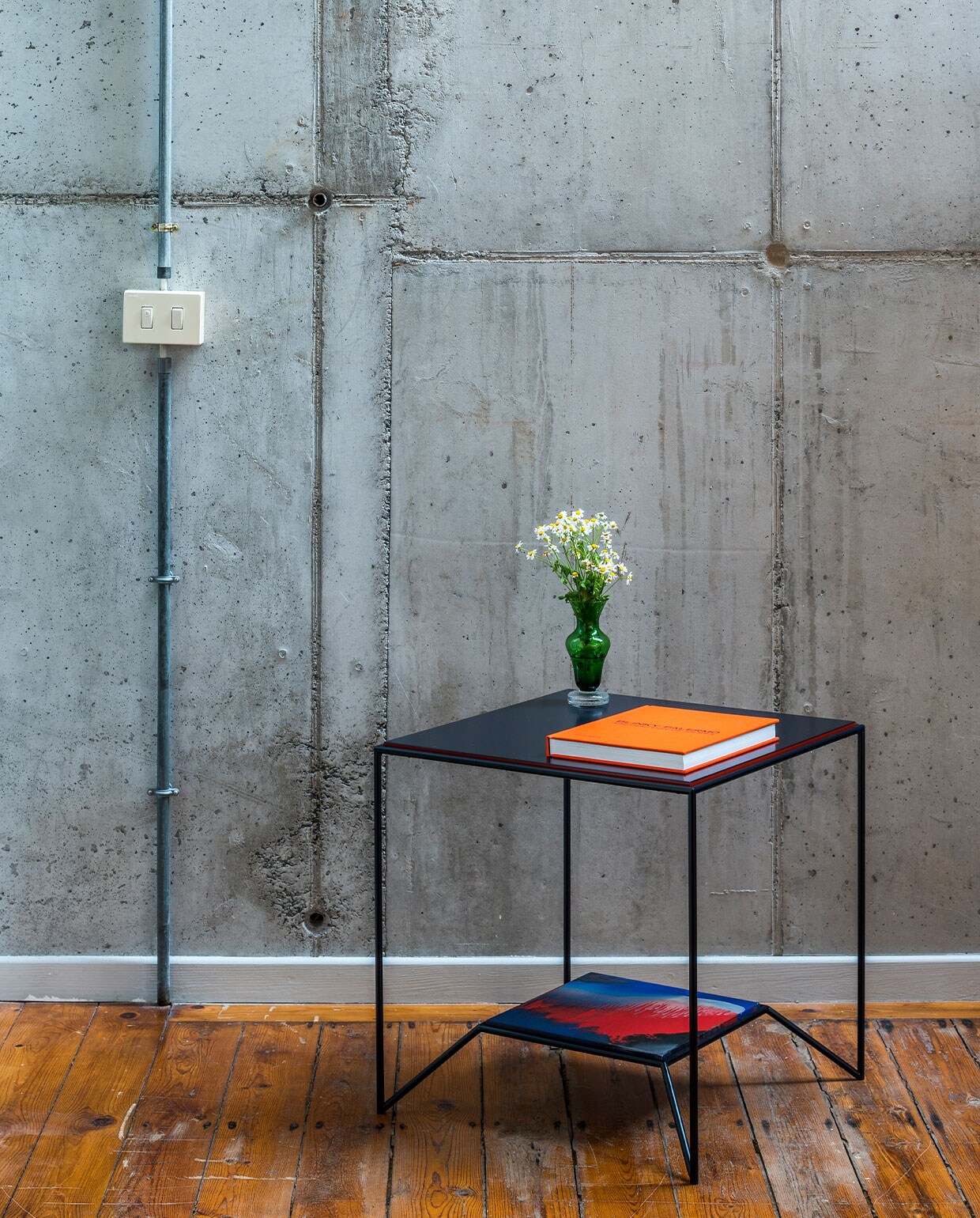 Groene vaas van Italiaanse vintage rommelmarkt. Bijzettafel You Know The Way van Maria Scarpulla. NEE | vtwonen 6-2022 | Productie Living Inside | Fotografie Luc Roymans | Tekst Mirjam Rosema-Verhulst