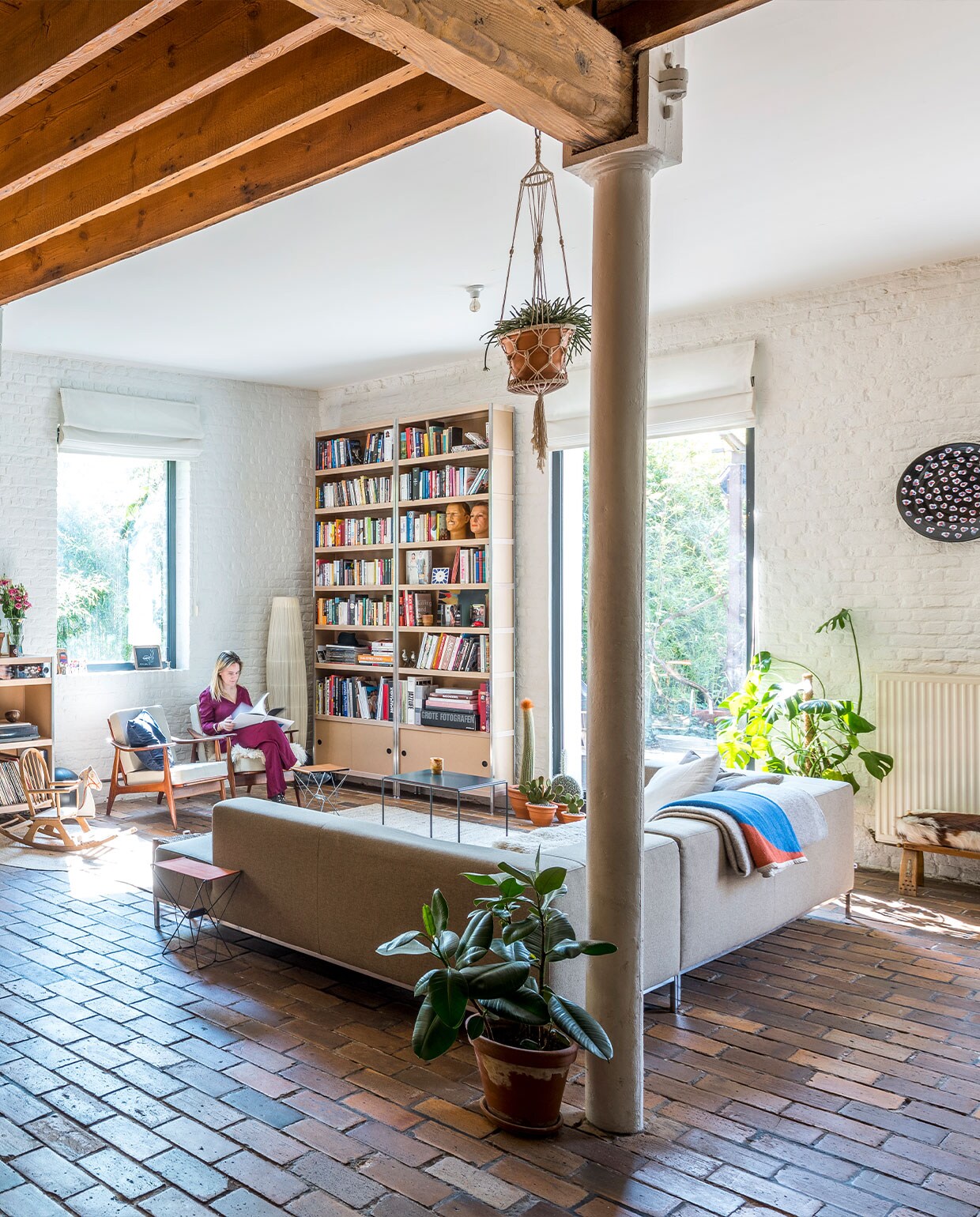 Kasten Kewlox, stoelen van stof en leer zijn vissersstoeltjes, schommelstoel vintage. Bijzettafel You Know The Way, Right? van Maria Scarpulla. Bank van vrienden gekregen. Dekens ZigZagZurich. Muurschotel Russell Scarpulla, houten stoel met koeienvacht erfstuk grootmoeder. NEE | vtwonen 6-2022 | Productie Living Inside | Fotografie Luc Roymans | Tekst Mirjam Rosema-Verhulst
