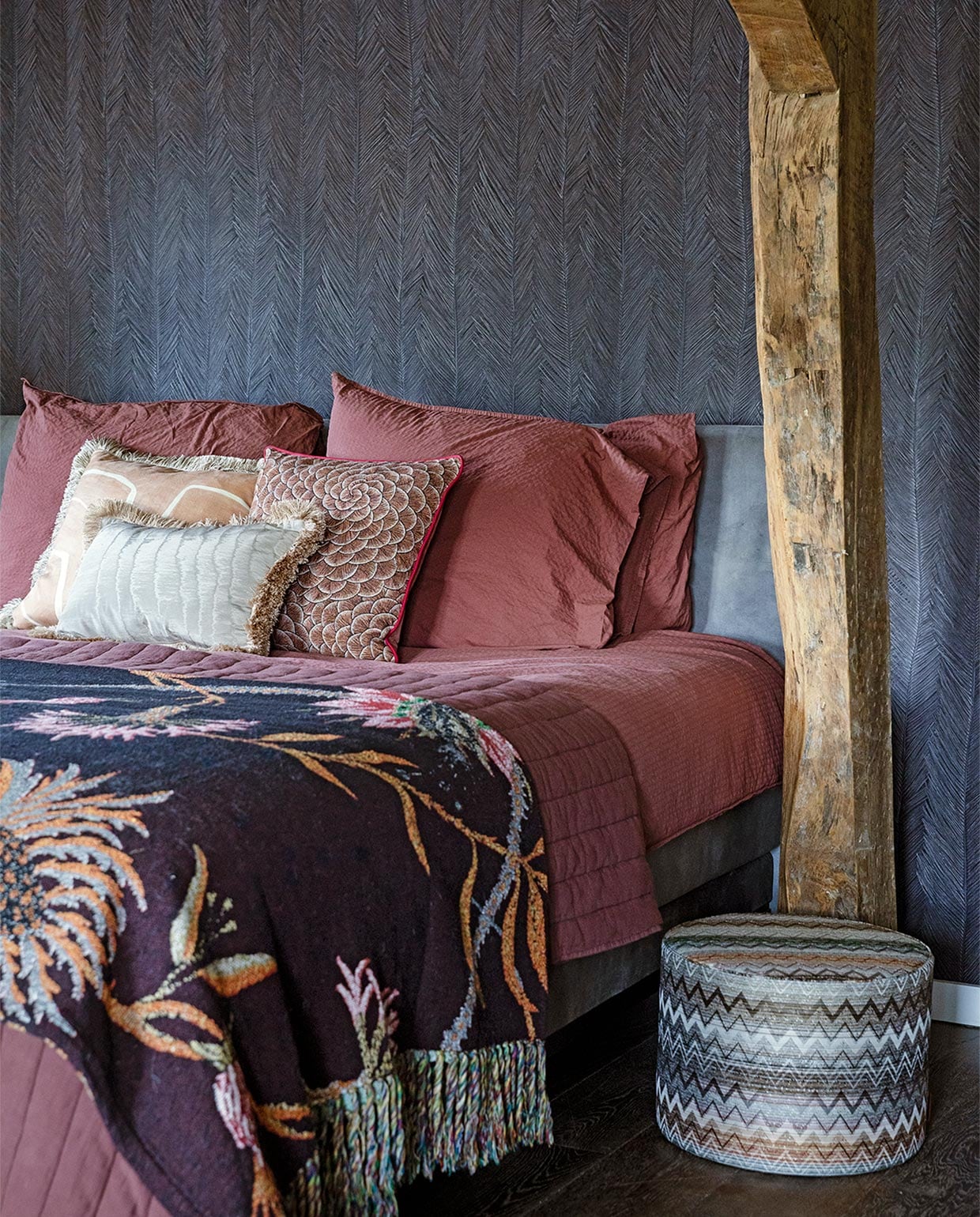 Bed Swiss Sense. Beddengoed Crisp Sheets. Vloer Bloemen Parket. Behang Arte. Kussens Nox Studio Interiors. Plaid Sissy-Boy. Poef Missoni. vtwonen 11-2021 | styling Ilona Jongepier | fotografie Dana van Leeuwen
