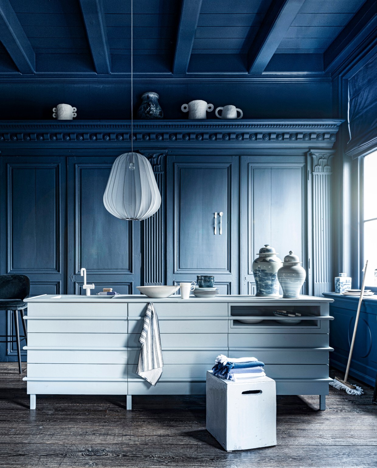 Blauw-witte potten, per stuk € 149,95, vierkante pot € 44,95, bezem € 13,95(loods5.nl). Witte pot van Serax bovenin links € 54,-, witte pot bovenin midden € 54,-,kraan prijs op aanvraag, witte schaal, prijs op aanvraag, vierkante kruk € 2241,-(badenbaden.nl). Donkere grote vaas boven op plank, set van 4 € 1936,-, 18e-eeuwsehouten vloer, per m² € 168,19 (pietjonker.nl). Gordijnstof 295 breed, per meter€ 103,- (wva.nl). Keukeneiland prijs op aanvraag (com-anders.nl). Vork en lepel€ 40,- (lisannevanzanten.nl). Hamamdoeken vanaf € 9,60 (ottomania.nl). Gestreeptetheedoeken, set van 3 € 9,99 (hm.com). Barkruk € 2174,- (covanderhorst.nl). Zeep€ 22,50, zeepborstel € 11,50, notitieboeken per stuk € 19,95 (maisonnl.com). Wittemok € 8,95, blauw-wit bord € 13,95 (hkliving.nl). Houten dienblad Zanat € 113,-(homestede.nl). In het midden bord van Leonardo, Ø 23 cm € 9,95, blauwe kom vanLeonardo, Ø 15 cm € 9,95, Balloon hanglamp van Bolia € 469,- (vtwonen.nl).Overig privébezit. JA | vtwonen 07-2020 | styling Liza Wassenaar | fotografie Sjoerd Eickmans