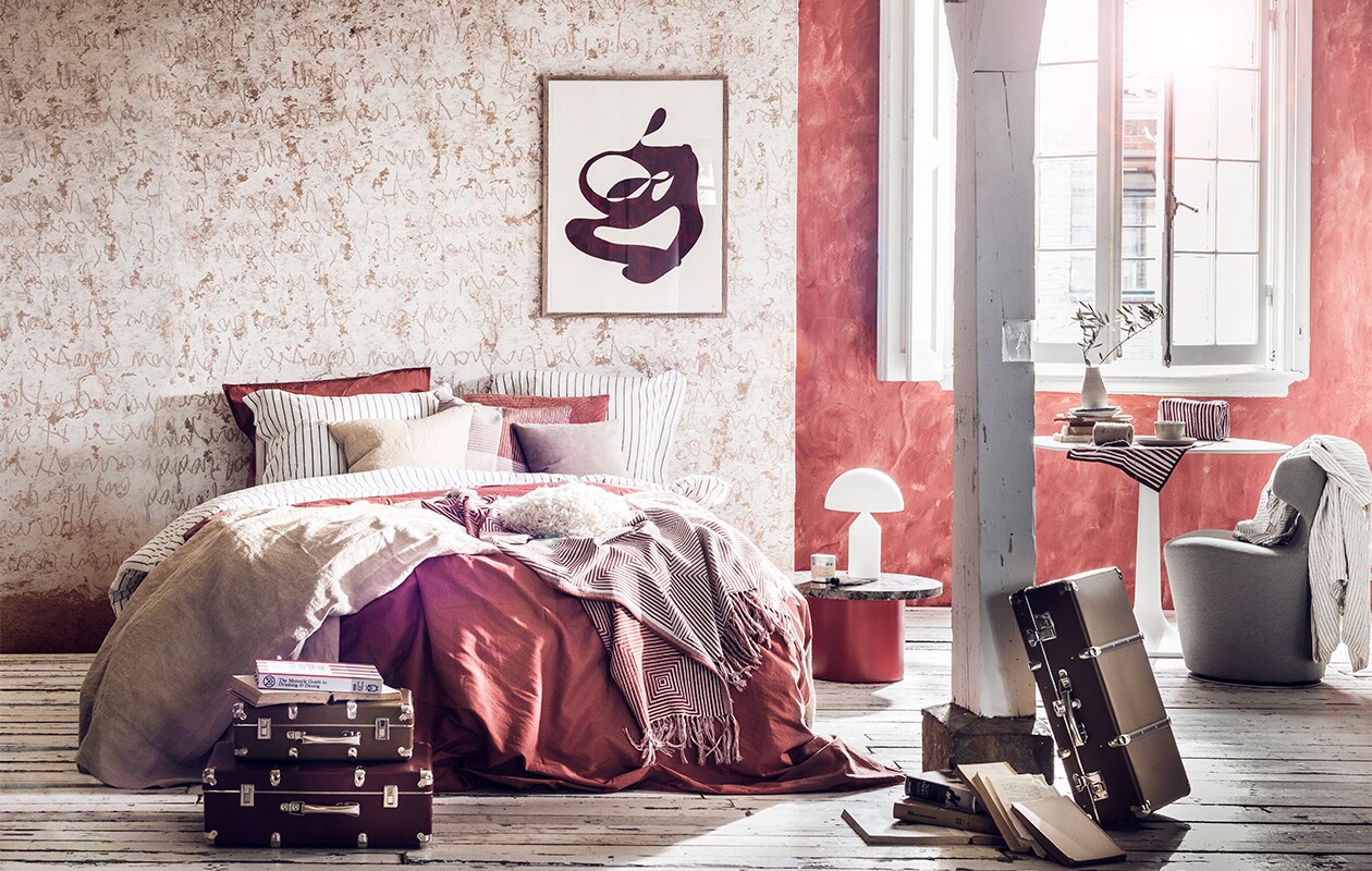 Op de koffer organische rieten tafellamp maat L € 139,- (HK Living). Boven de kruk Felted Lamp Long van wol € 89,-, bamboe hanglamp Union € 99,-, rechts hanglamp Ay Illuminate Urchin Tall, hoogte 55 cm € 475,-, zwarte, linnen sprei € 165,-, wit linnen dekbed­overtrek € 295,-, bruine kussenhoes € 27,-(Couleur Locale). Zwarte leren hanglamp Art Lloyd € 149,95 (Puik). Zwarte hanglamp van kralen Ehsan Distressed € 239,95, roze kussen met kralen Hasani Beaded Cushion € 49,50, mok Earth Mug Graphite € 11,95 (Dassie Artisan).). Behang naturel 322610, 5,5×0,9 meter per rol € 95,-(Eijfinger). Houten hand € 19,-(Hay). Kruk Pads van walnoot-hout € 163,- (De Machinekamer). Jute karpet Round Natural € 59,-(By-Boo). Overig privébezit. JA vtwonen 07-2018 | styling Liza Wassenaar | fotografie Sjoerd Eickmans,