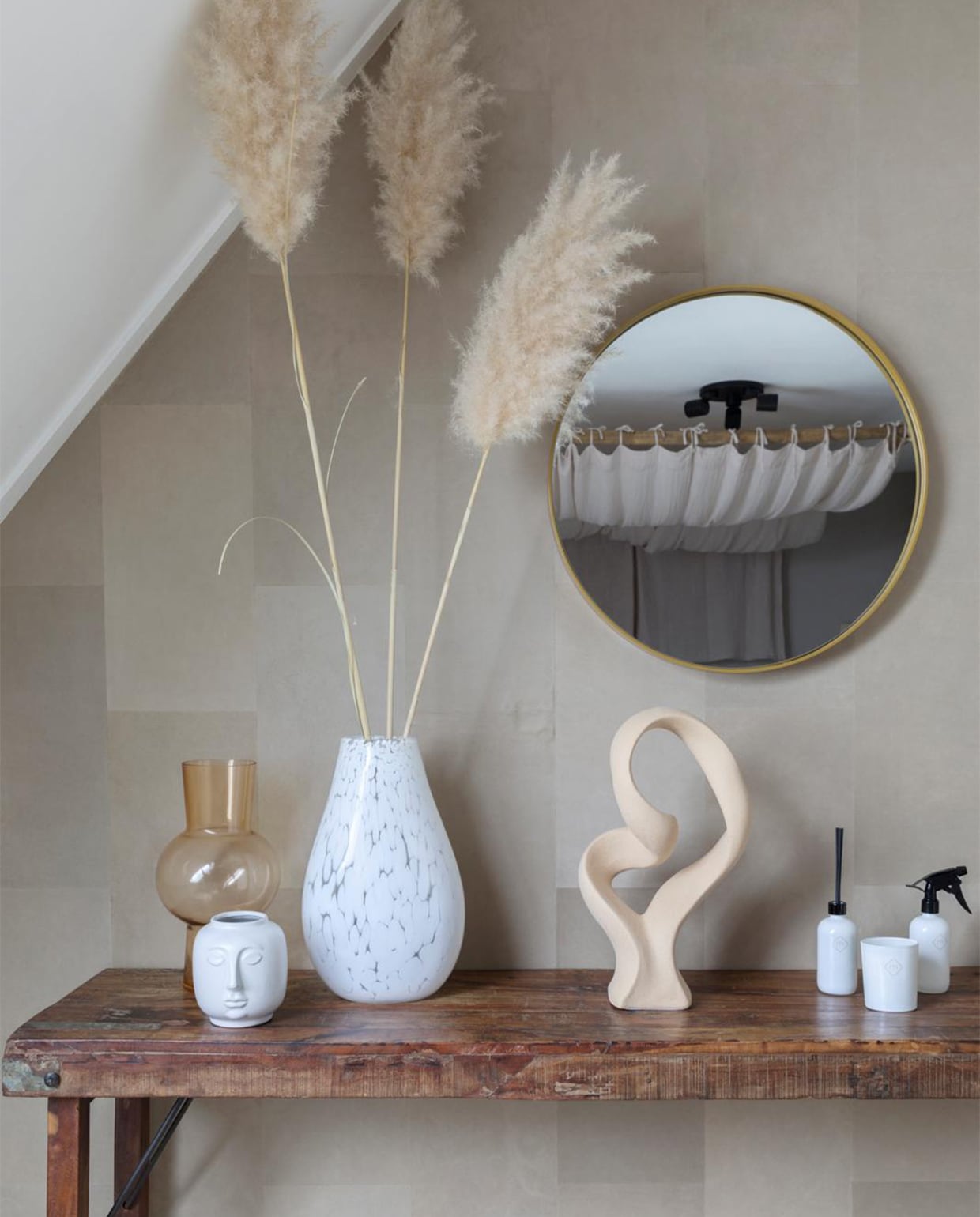 Flexa Creations muurverf Urban Taupe (flexa.nl). Leren wand- tegels prijs op aanvraag (enzopellini.com). Garderobekast gewrapt met folie in de kleur C814 prijs op aanvraag (stickermaster.nl). Boxspring Home in stof en kleur Trend Light € 1690,-, nachtkastje Village € 120,-, dekbed Dixxius € 279,-, hoofdkussens Dixxius, per stuk € 79,-, dekbedovertrek Royal Milan € 89,95, sierkussen Sabah Kaat Amsterdam € 29,95, plaid Lapland Kaat Amsterdam € 109,95, geurkaars € 14,95, geurstokjes € 14,95, interieurspray € 14,95 (swisssense.nl). Bedhemel zelfgemaakt van bamboestokken (hornbach.nl). Gordijn bedhemel Numero74 prijs op aanvraag (lidor.nl). Nachtlampjes Wendy Viel, per stuk € 149,95 (abeltosh.com). Kledingroede van berk € 17,50 en zwarte garderobehaken € 35,- (decoratietakken.nl). Kledinghangers, per 6 € 5,50 (hema.nl). Vloerkleed Frills Zuiver € 399,-, sidetable Raw Materials € 299,-, glazen vaas HKliving € 39,95, vaasje gezicht Vestbjerg € 14,95, beeld Bloomingville € 99,90 (vtwonen.nl). Spiegel Spinder Design € 139,- (eijerkamp.nl). Pampasgras prijs op aanvraag (bloemenweelde-amsterdam.nl). Overig privébezit. JA | vtwonen weer verliefd op je huis | seizoen 14, aflevering 4 | styling Eva van de Ven | fotografie Margriet Hoekstra