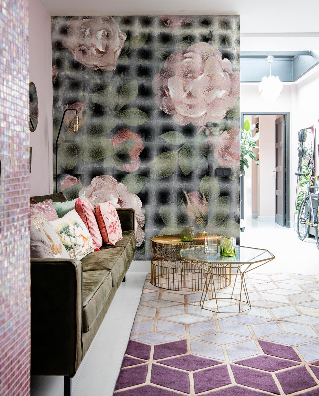 Tegelmozaïek van Bisazza, via Ton Scholten Tegelhandel. Kleed via The Frozen Fountain, tafel met glazen blad van L’Etoile en messing tafel van Zara Home. Glaswerk Household Hardware en Anthropologie. Donkergroene bank van BePureHome, kussens van De Weldaad, vloerlamp van Made. vtwonen 06-2021 | productie Insidehomepage | styling Inge van Lieshout | fotografie Louis Lemaire