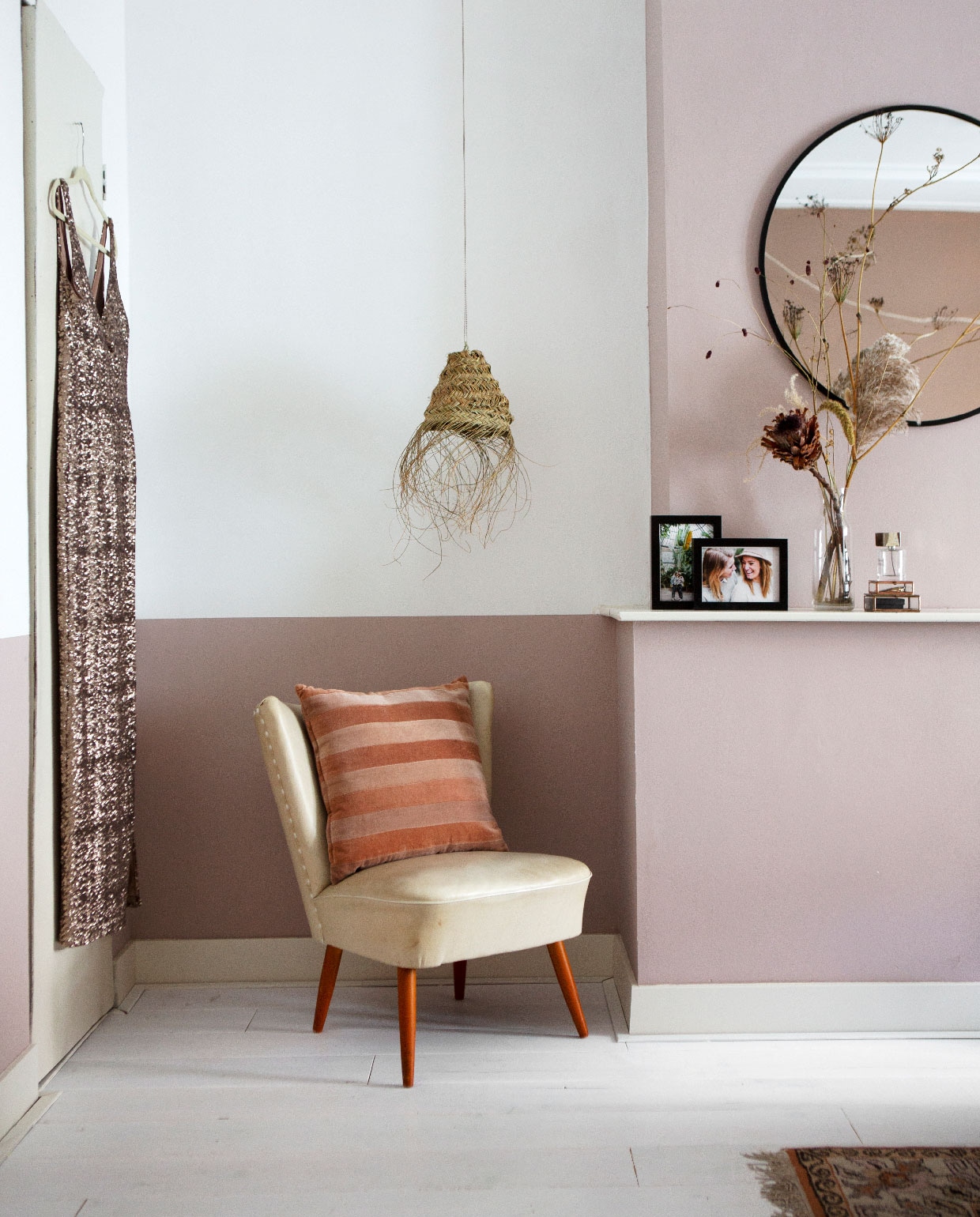 beeld vtwonen vtwonen 05-2020 | binnenkijken klassiek pand amsterdam roze slaapkamer rieten lamp