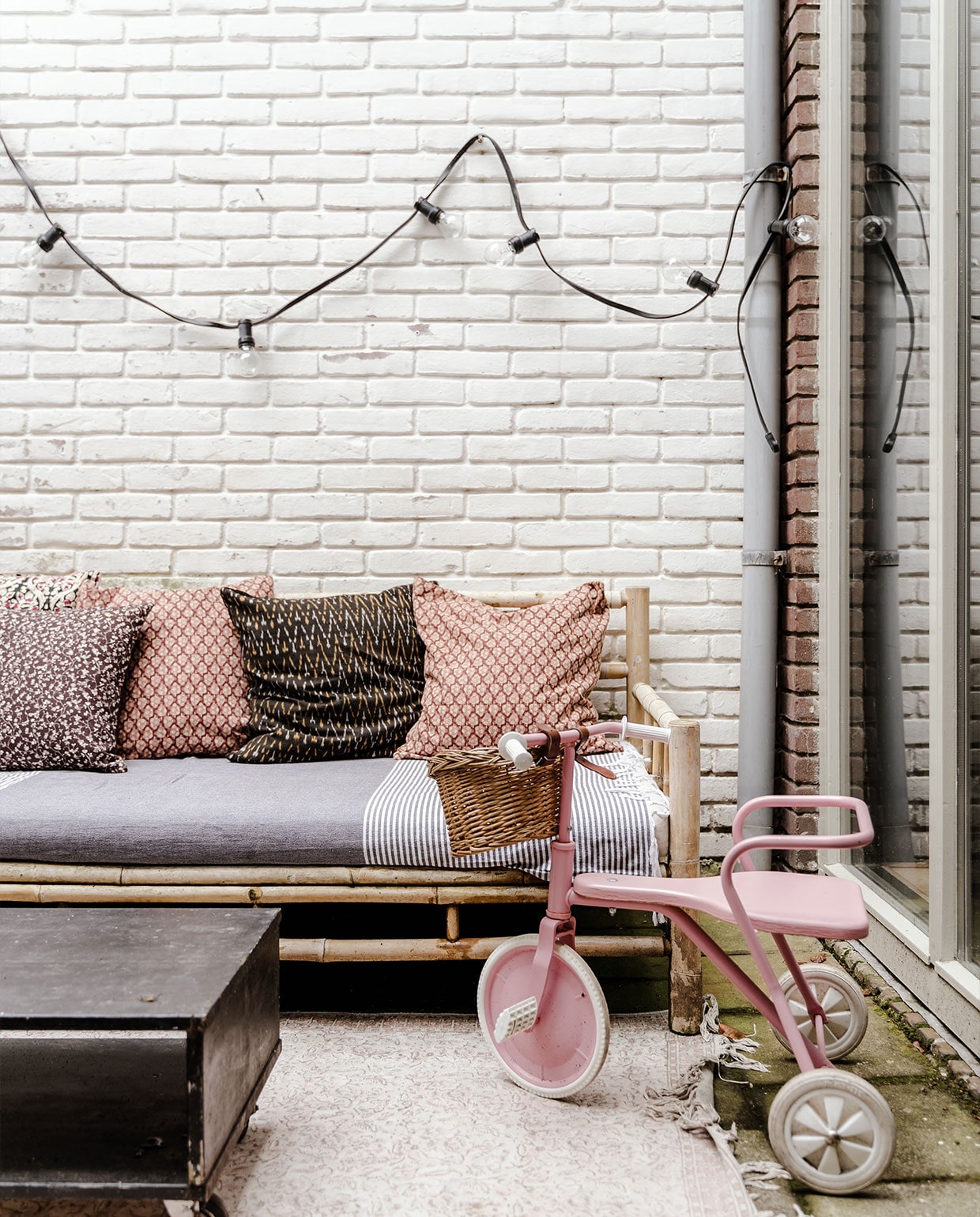Vloerkleed Dutchbone via Loods 5, bank Wehkamp, kussens Madam Stolz, Meri-Lou en Sissy-Boy, hamamdoek Sissy-Boy, fiets Foxrider, tafel zelfgemaakt, lichtsnoer onbekend. NEE | vtwonen 6-2022 | productie CocoFeatures | styling Laurien Deken | fotografie Inge Korver | tekst Robin Pakvis