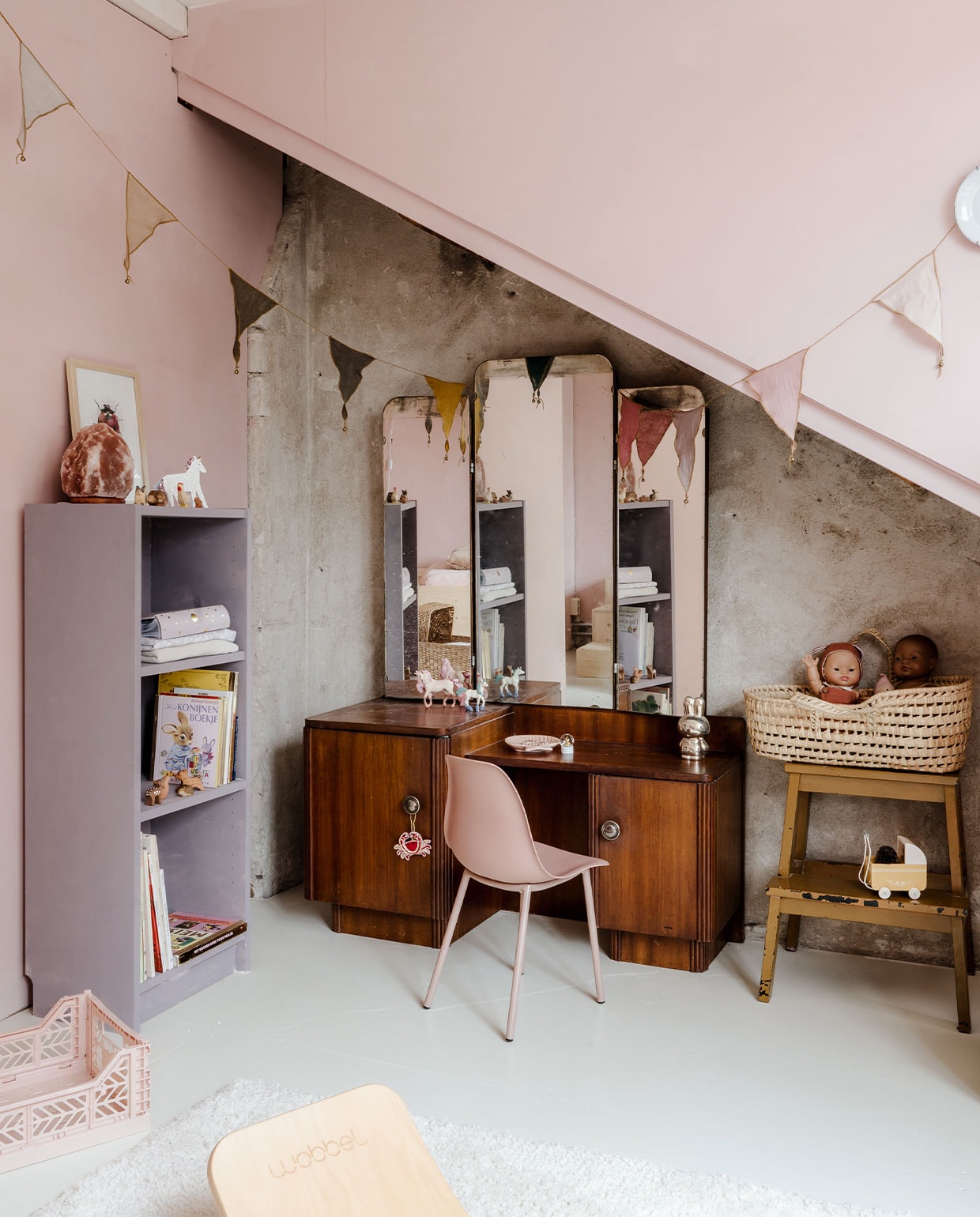 Kast Billy van Ikea in Wood &amp; Wall krijtverf Precious Pink van Gamma, kaptafel vintage, hanger Doing Goods, stoel Kwantum, mand en vlaggenlijn Numero 74, zoutlamp Ekoplaza, houten speelgoedbord Wobbel, kruk Ikea, krat Jysk, overig onbekend. NEE | vtwonen 6-2022 | productie CocoFeatures | styling Laurien Deken | fotografie Inge Korver | tekst Robin Pakvis