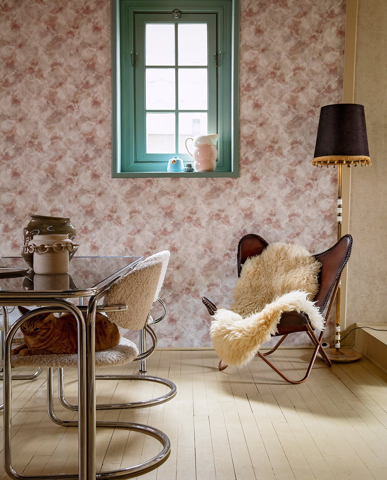 Behang Quartz van 1838 Wallcoverings. Verfkleur kozijn Aloë Vera en vloer Bisquit van Painting The Past. Vintage eetkamertafel en stoelen Living Once, zelf gestoffeerd. Potten Lydia Elisabeth Pottery. Keramiek op vensterbank Lenneke Wispelwey en Sil’s Home. Vlinderstoel Westwing. Schapenvacht herkomst onbekend. Vloerlamp zelfgemaakt van tweedehands voet en gecustomized kap. vtwonen 06-2021 | Styling Ilona Jongepier | Fotografie Dana van Leeuwen | Tekst Renate Dahlmans