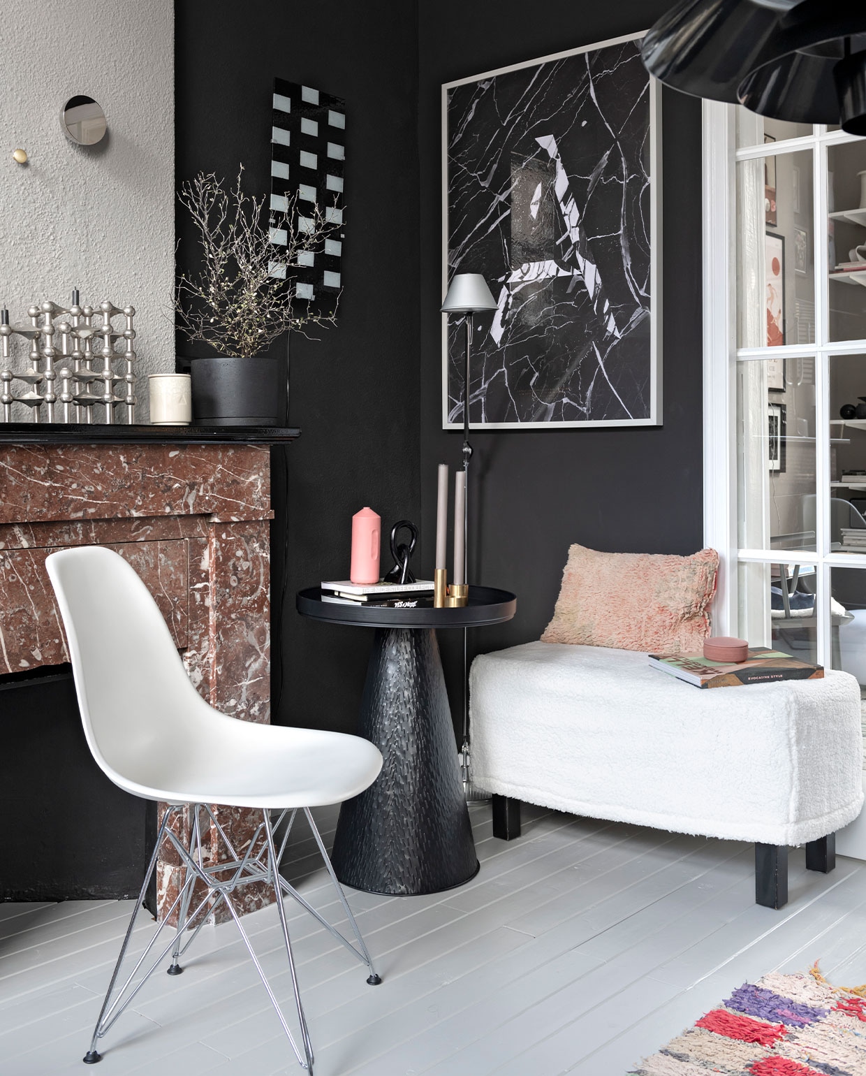 Stoel DSR van Vitra, bijzettafel Karwei, oude zitbank zelf bekleed met teddystof. Kandelaar Stoff Nagel van Stoff. Vintage Ikea wandlamp via Holder Interiors. Spiegel New Works. Messing knop Dot van Muuto, zwarte bloempot en roze doosje Wrong van Hay, beige geurkaars Osynlig van Ikea. Print A marmer van Playtype. Roze vaas Foekje Fleur. Zwarte zeepstenen knoop Studio Yen, messing kandelaren Jensen Plus. Berber kussen World of Blends. Lamp Tolomeo van Artemide. Muurverf Authentic Grey van Flexa en Raaf van Histor. vtwonen 13-2021 | styling Sharon Roest | fotografie Caroline Martinot