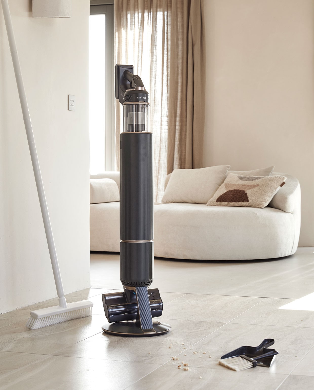 Draadloze Steel stofzuiger Bespoke Jet – Woody Green , All-in-one Clean Station ,Tot 210W zuigkracht , Tot 120 minuten gebruiksduur– €949 (Samsung), Vloerschrobber Vikan harde vezel 305mm wit – Ultra Hygiënische Steel – 150cm – Ø 34mm – Wit – (Beide Vikan), Veger en blik van gerecycled plastic – € 5,95 (Mijn stijl) schoonmaakartikelen | styling Studio Marit Saladini | fotografie Peggy Janssen | stylingassistentie Paolo Rosetin
