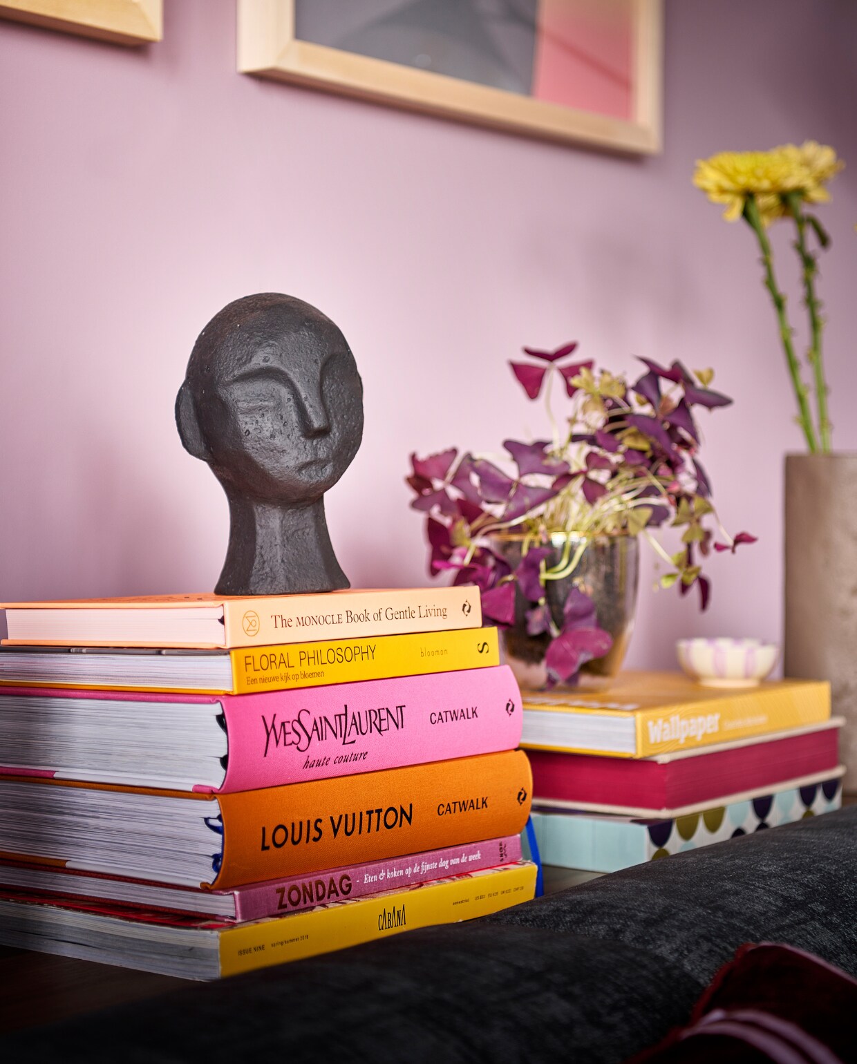 Sculptuur hoofd klein € 34,95 (pag. 58). Muurverf Washed Lilac 1 liter € 20,99 (pag. 98). Fotolijst vanaf € 9,95 (pag. 61). Vaas € 34,95 (pag. 58). vtwonen catalogus 10 | styling Kim van Rossenberg | Fotografie Sjoerd Eickmans