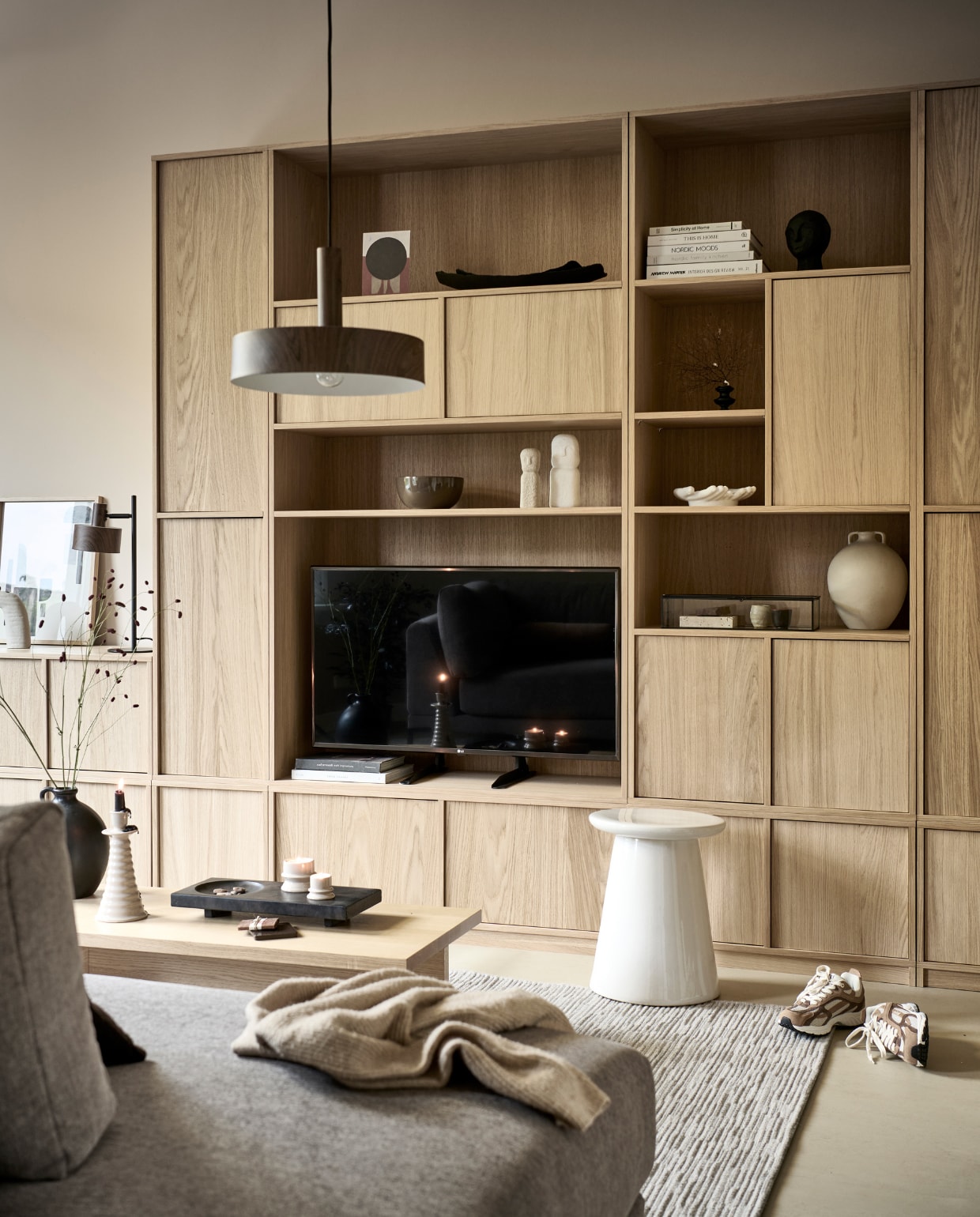 Muurverf Flax 1 liter € 20,99 (pag. 98). Kast Modulair, verkrijgbaar als losse onderdelen, in deze opstelling € 4452,-(pag. 51). Tafellamp Woody € 99,- (pag. 78). Sculpturen hoofd vanaf € 29,95(pag. 58). Vaas zandkleurig € 69,95 (pag. 58). Kruk Button € 129,- (pag. 48). Vloer marmoleum in kleur Mergel per m2 € 50,40 (pag. 107). Vloerkleed Ridge vanaf € 149,- (pag. 103). Salontafel Angle € 519,- (pag. 48). Vaas zwart € 69,95 (pag. 58). Kandelaar zandkleurig vanaf € 29,95 (pag. 62). Waxinelichthouder zandkleurig (set van 2) vanaf € 29,90 (pag. 62). Hanglamp Woody vanaf € 79,99 (pag. 78). Elementenbank Couple in stof nr. 12 in deze opstelling € 3946,- (pag. 44). vtwonen catalogus 2022-10 | styling Kim van Rossenberg  | fotografie Sjoerd Eickmans