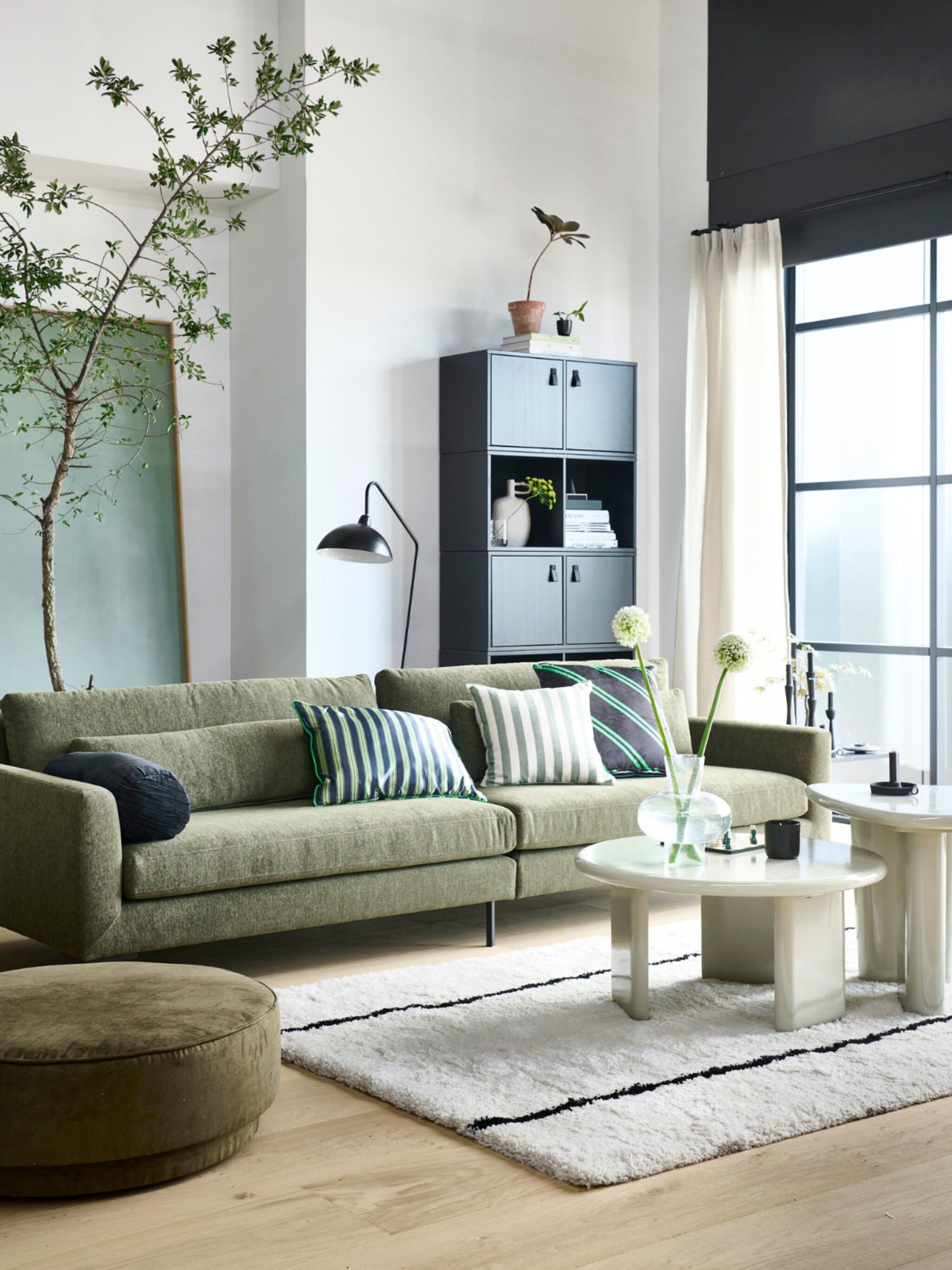 ruimtelijk en sfeervol styling tips voor een kast achter de bank