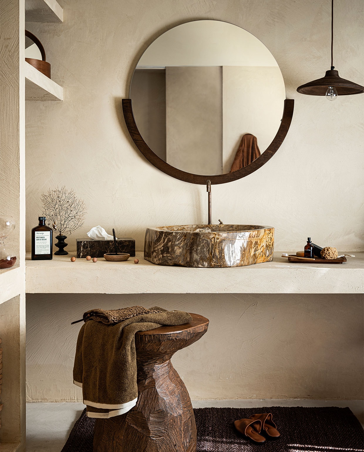 Zandloper € 22,99, handdoek met witte bies € 12,99, houten hanglamp € 99,99 (sissy-boy.com). Houten kruk € 325,-, koraal op voet € 130,- (allestedlund.com). Toilettas € 19,99, houten bord € 24,99 (zarahome.com). Marmeren tissue­houder van Aquanova € 54,90, spiegel van Umbra € 126,05 (vtwonen.nl). Keramieken wierrookhouder € 33,90, vloerkleed € 79,90, zeep, per stuk vanaf € 14,90 (letoile.store). Waskom van versteend hout, vanaf € 425,- (unik-living.com). Koperen kraan, prijs op aanvraag (com-anders.nl). Overig privébezit. vtwonen 11-2021 | styling Danielle Verheul | fotografie Sjoerd Eickmans | m.m.v. Soekijad (vloer) | assistentie Sanne Ketelaar, Niels Kist, Kula van den Broek