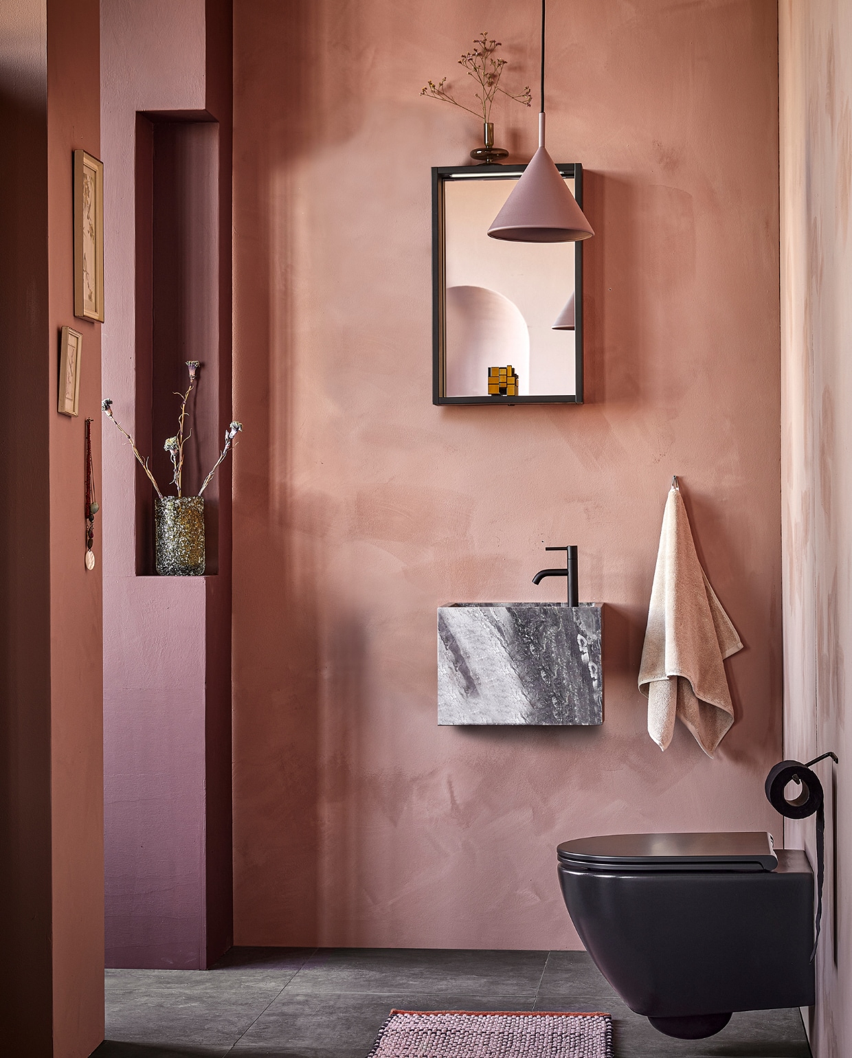 Spiegel Gorgeous vanaf € 436,- (pag. 88). Toiletwastafel Wide van marmer € 990,- (pag. 88). M.m.v. vestingh.nl (muurkleur Terra Pink No.102, kleur van kolom Merlot Mania No. 123), zarahome.com (handdoek), vtwonen.nl (hanglamp Triangle van HKliving), thefinestore.com (ijzeren toiletpapierhouder van Fog Linen Work). Overig privébezit. vtwonen catalogus 10 | styling Kim van Rossenberg | Fotografie Sjoerd Eickmans