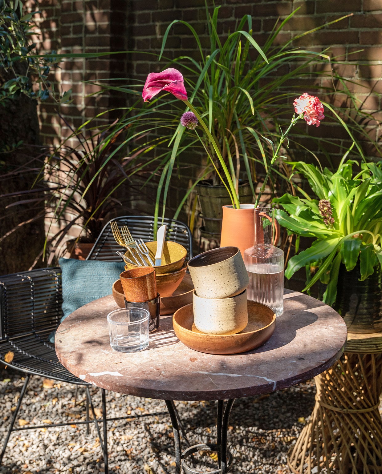 Bijzettafel Marktplaats, stoeltjes HKliving. Kan The Fine Store, koppen HKliving, glas Serax, glazen karaf Ferm Living. Bestek Daniel van Dijck. Schaal H&amp;M Home, gele kommen vintage. Houten schaal H&amp;M Home, kommen in houten schaal J.C. Herman Ceramics. vtwonen TUIN special 3 | Styling Theo-Bert Pot, Jelle Van de Schoor | fotografie Theo-Bert Pot | tekst Cathelijne van Wingerden